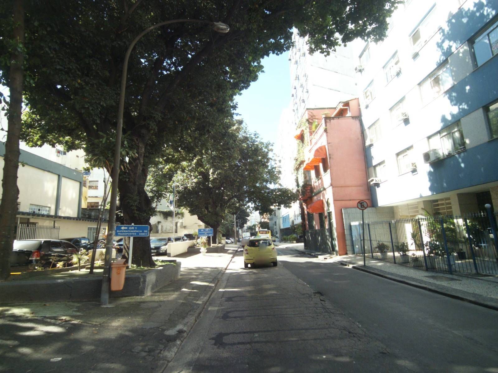 Street-level view near Flamengo Park, Laranjeiras