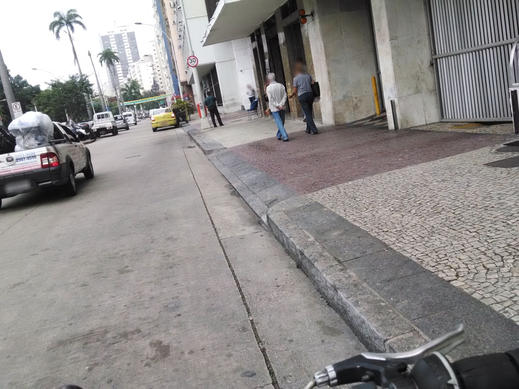 Street-level view near Flamengo Park Towers, Flamengo