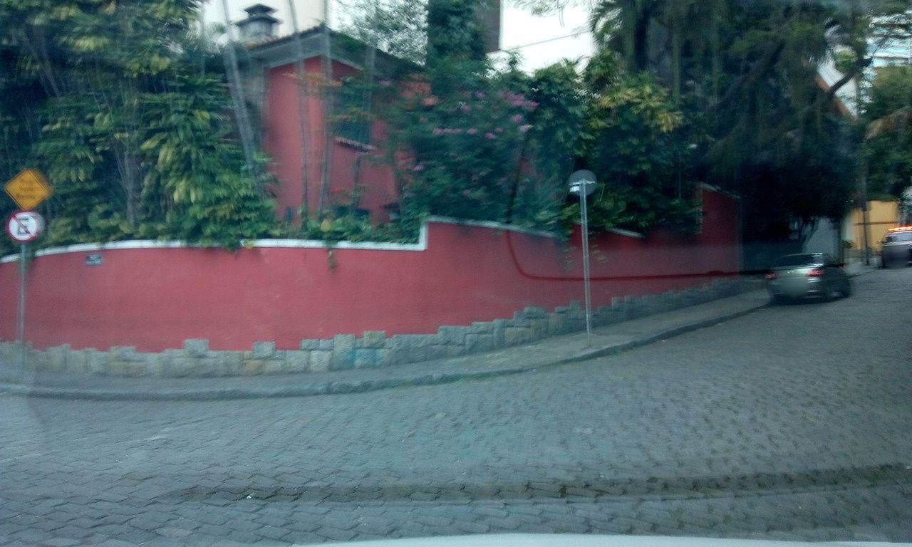 Street-level view near Flávia, Lagoa