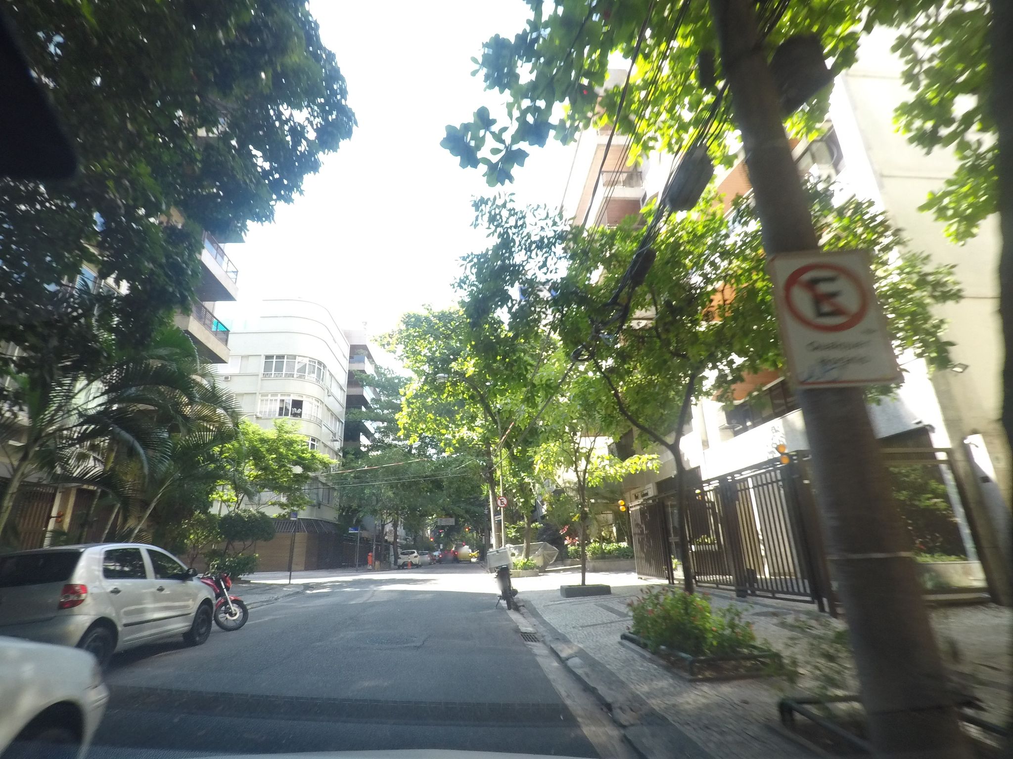 Street-level view near Fleur de Liz, Leblon