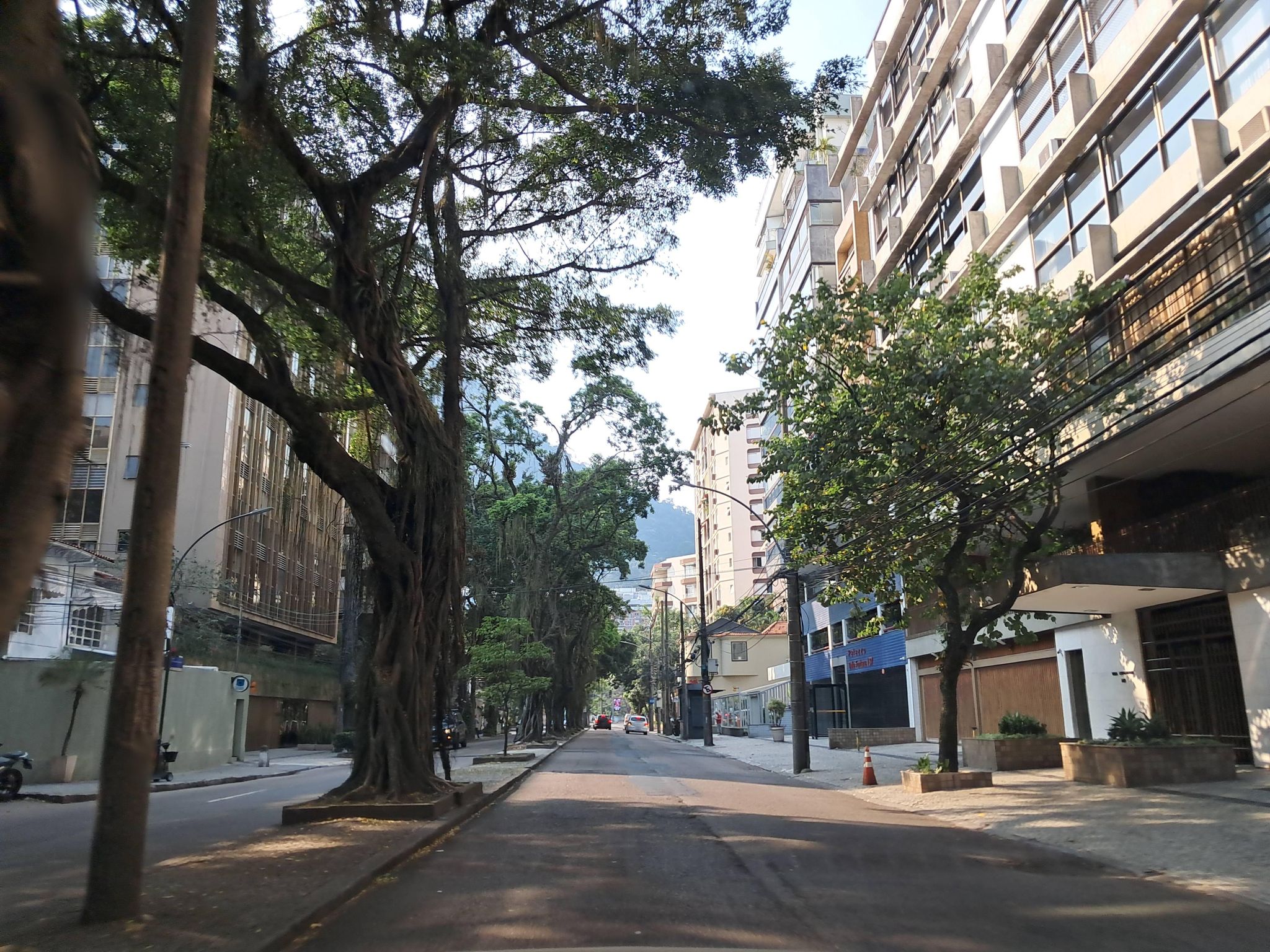 Street-level view near Fontana Di Trevi, Humaitá