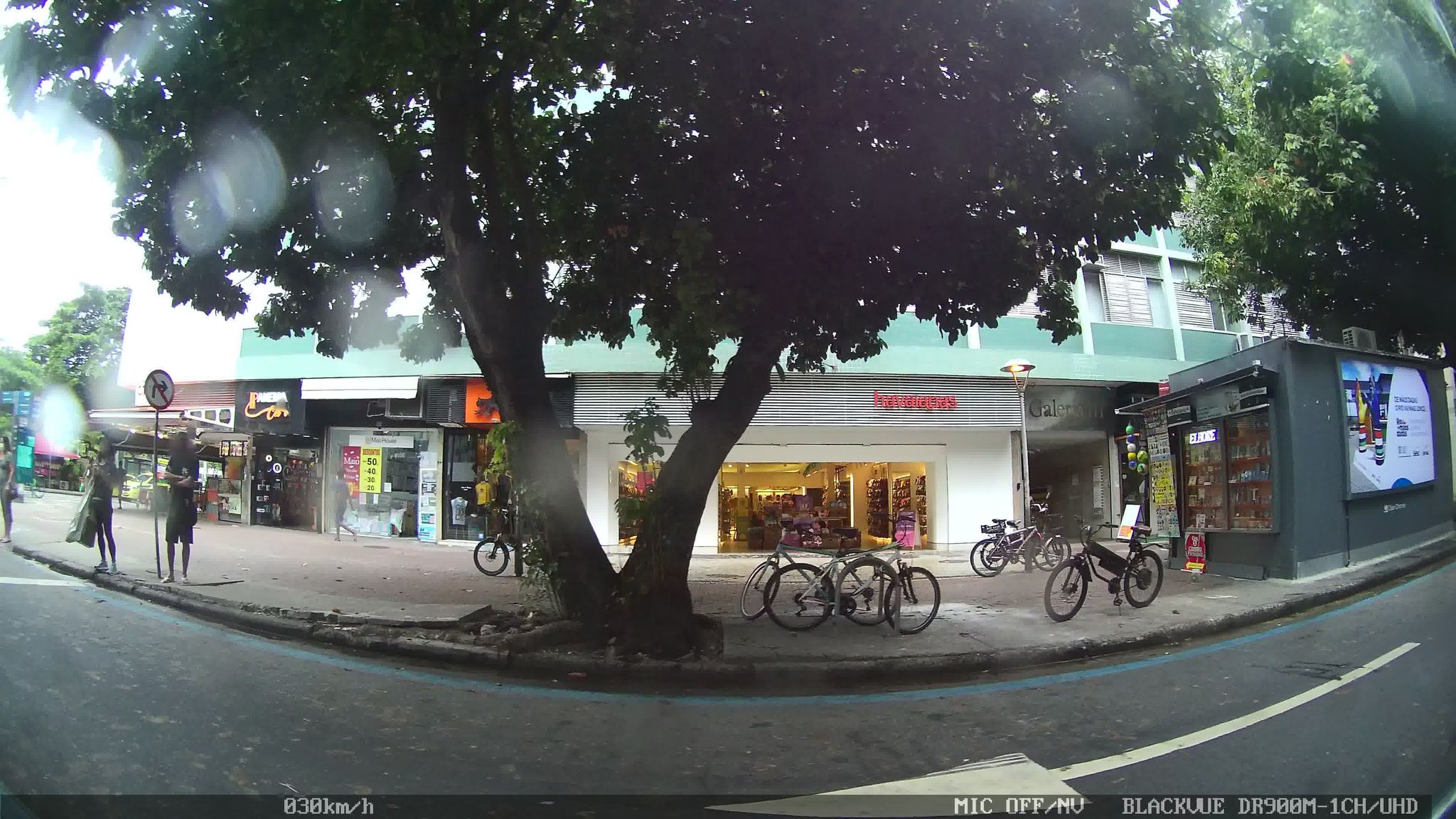 Street-level view near Galeria 111, Ipanema