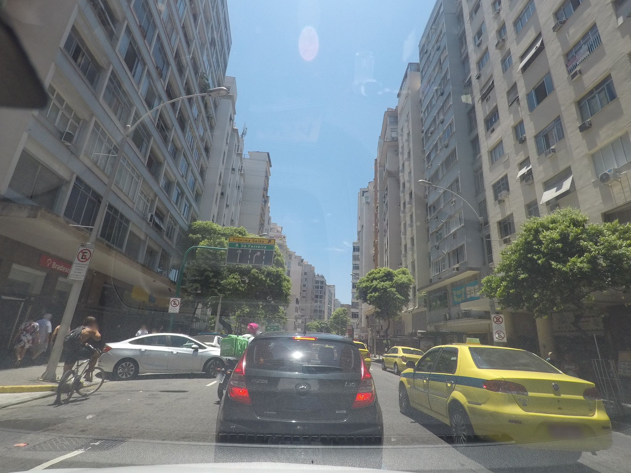 Street-level view near Galeria Atlântica, Copacabana