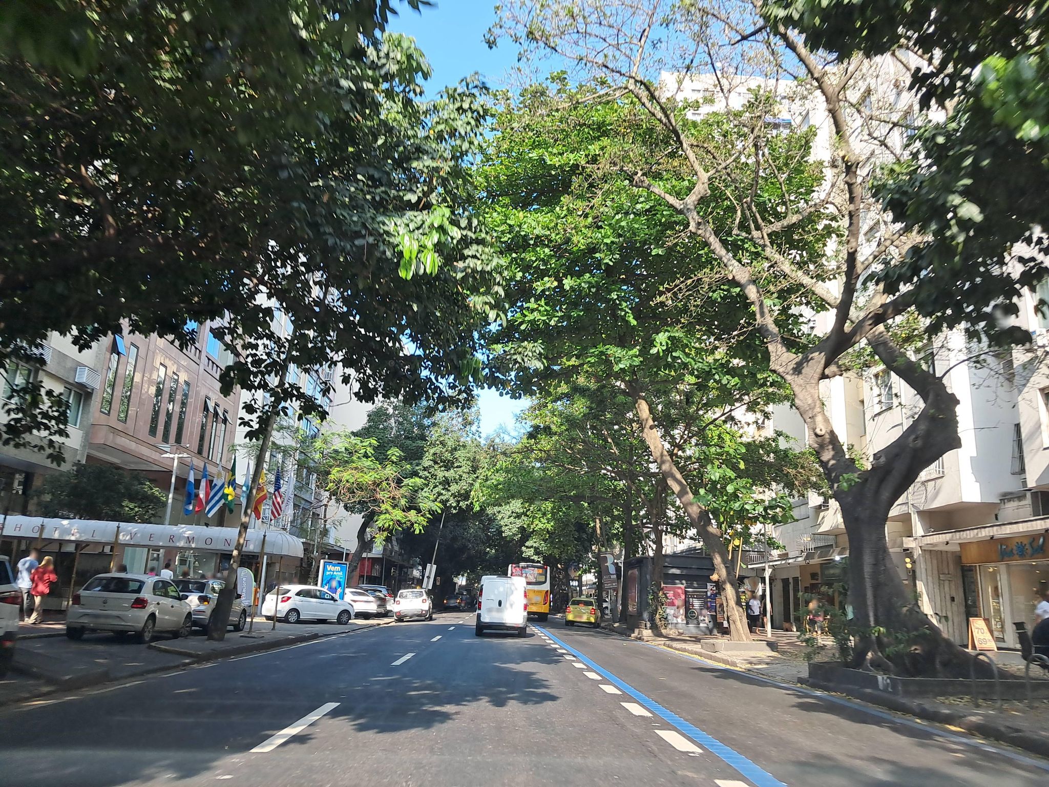 Street-level view near Galeria Santos Badhur, Lagoa