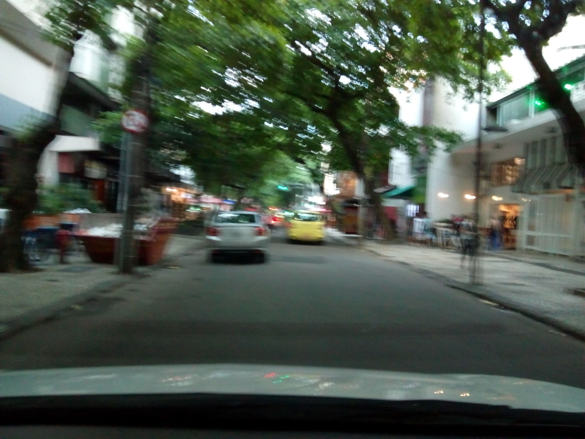 Street-level view near Galeria Santos Badhur, Ipanema