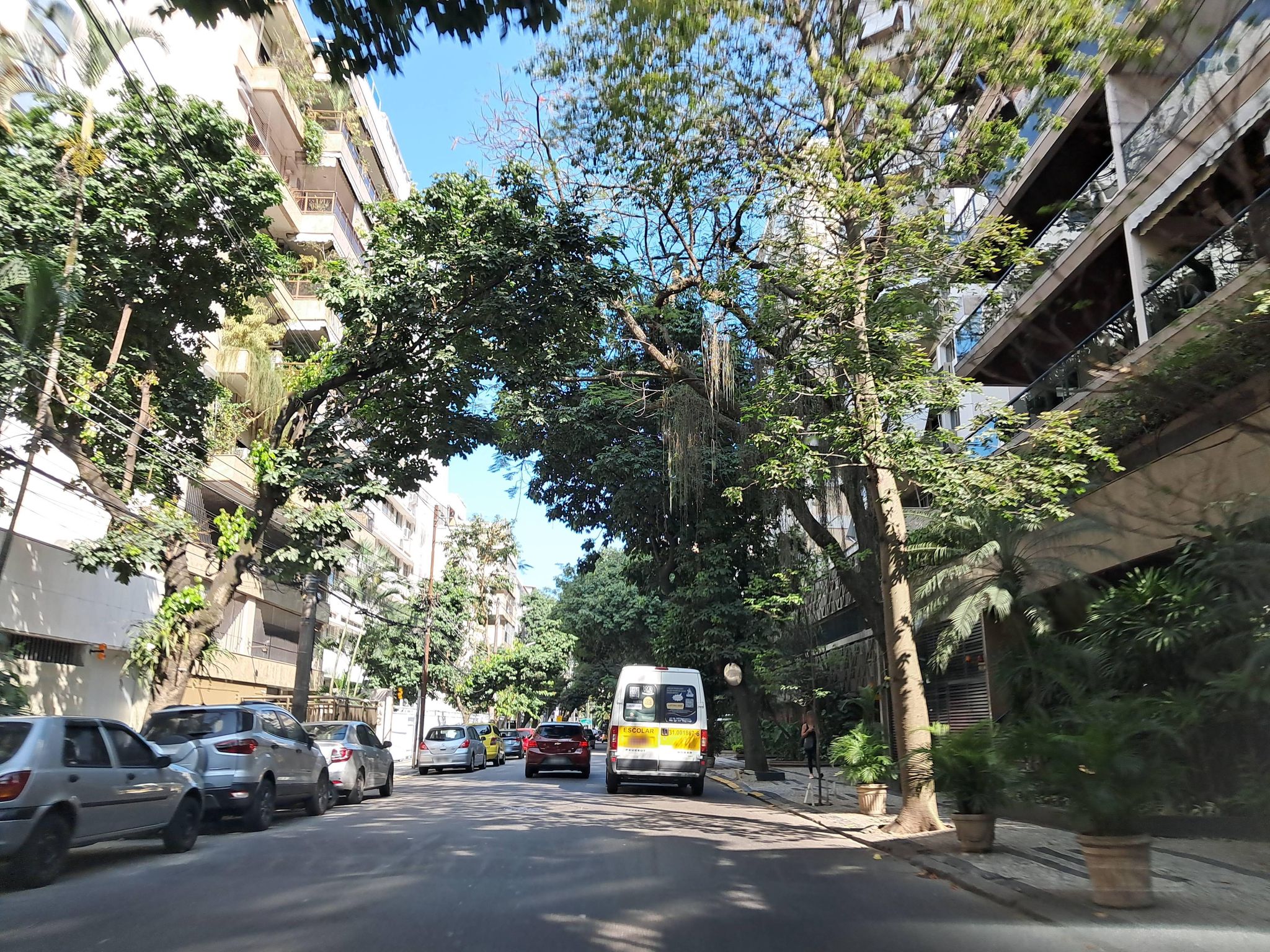 Street-level view near Gavea D Or, Gávea