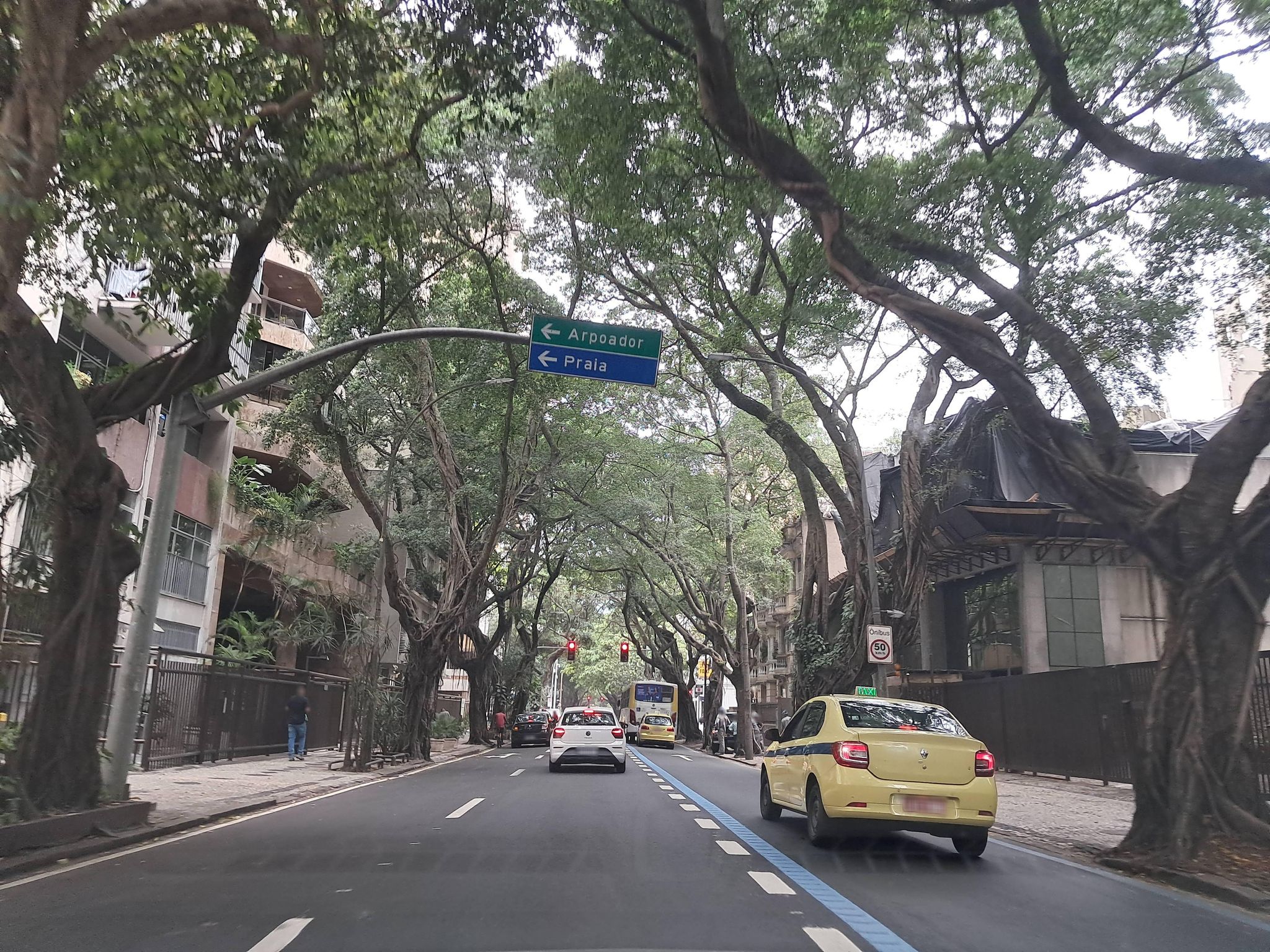 Street-level view near General Sergio, Leblon