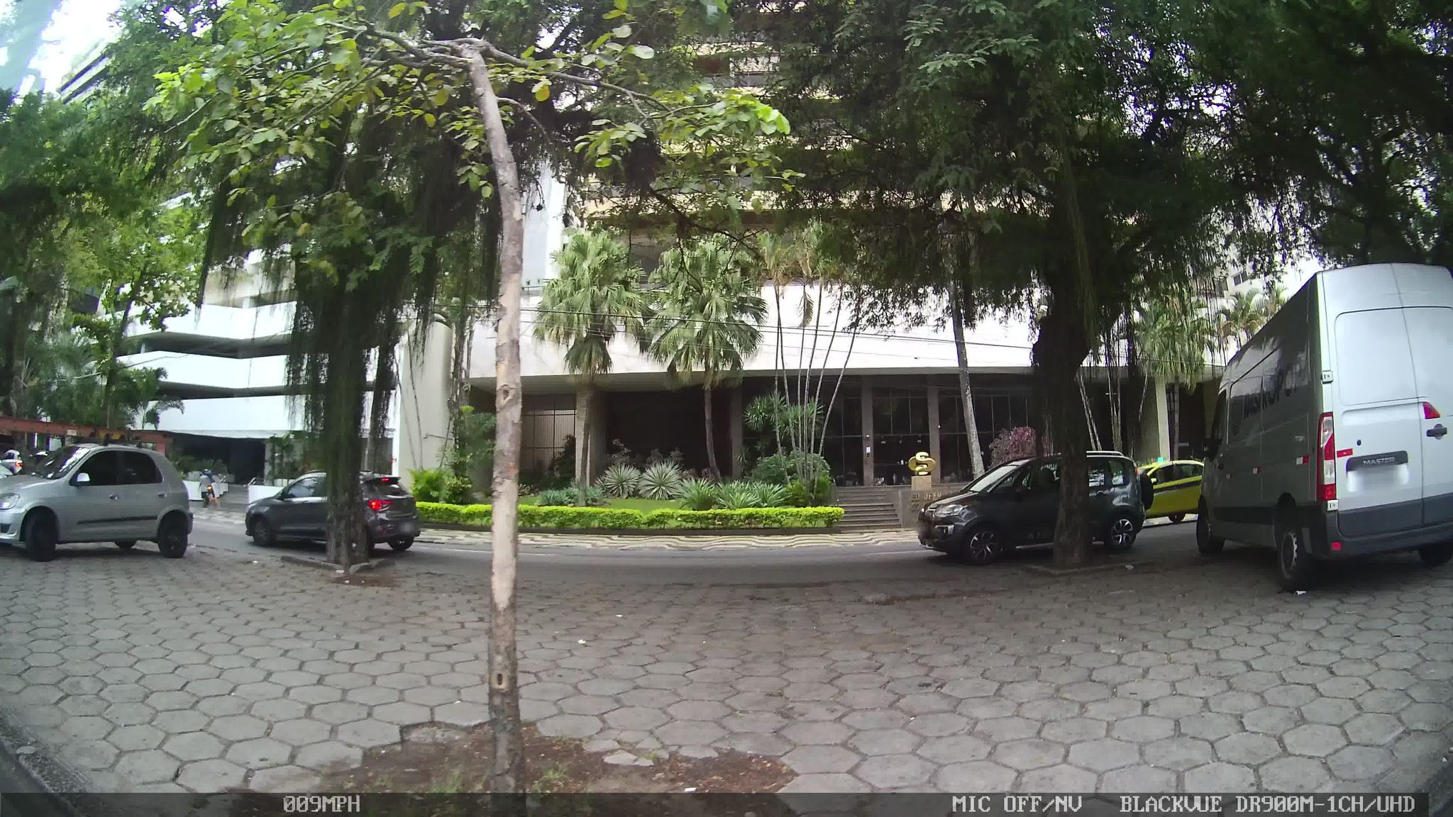 Street-level view near Georges Lacombe, Lagoa
