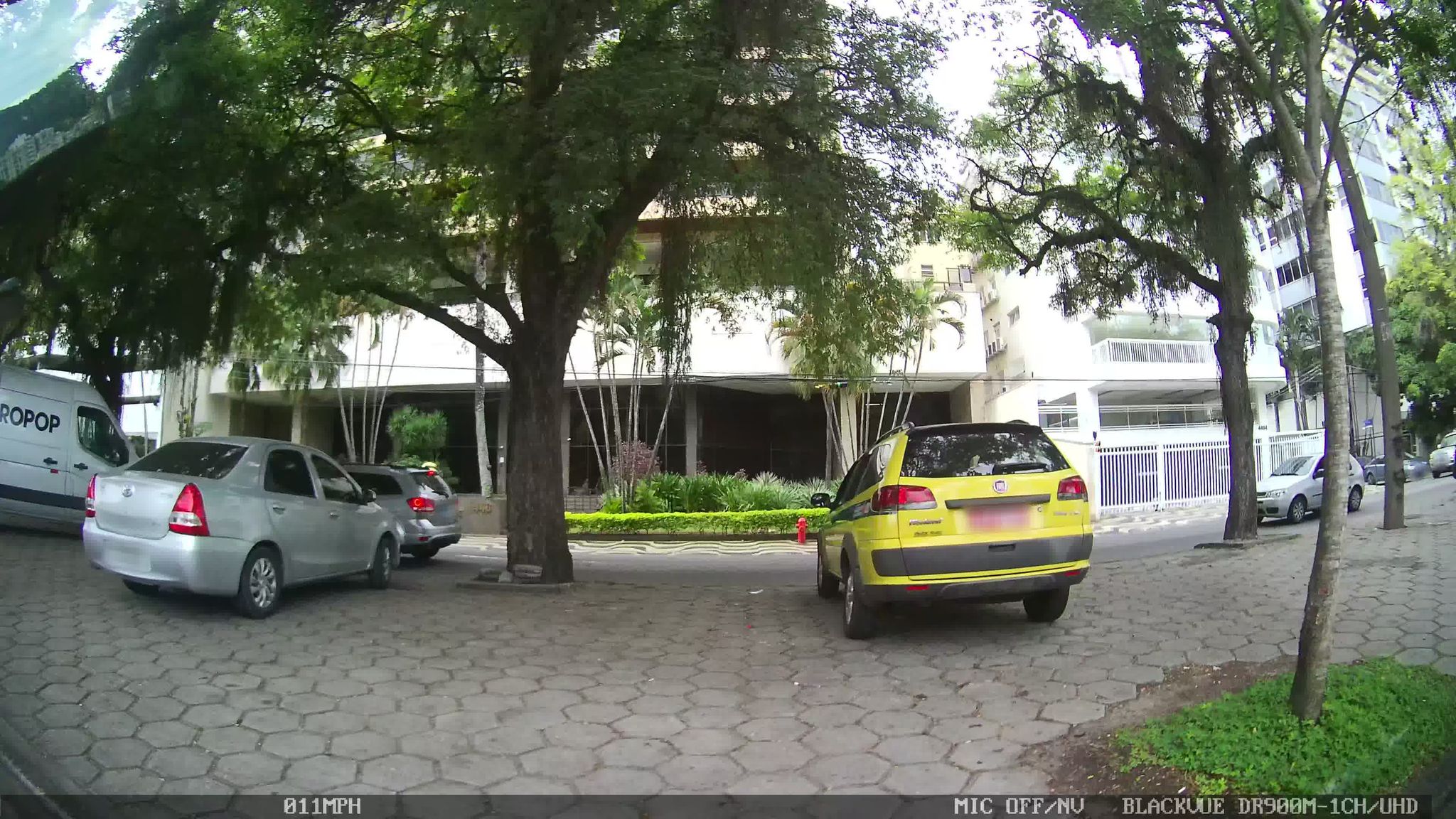 Street-level view near Georges Lacombe, Ipanema