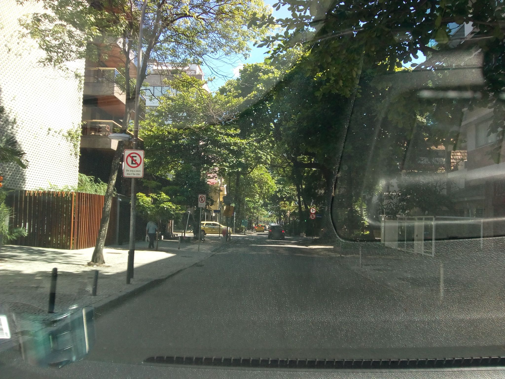 Street-level view near Gero, Ipanema