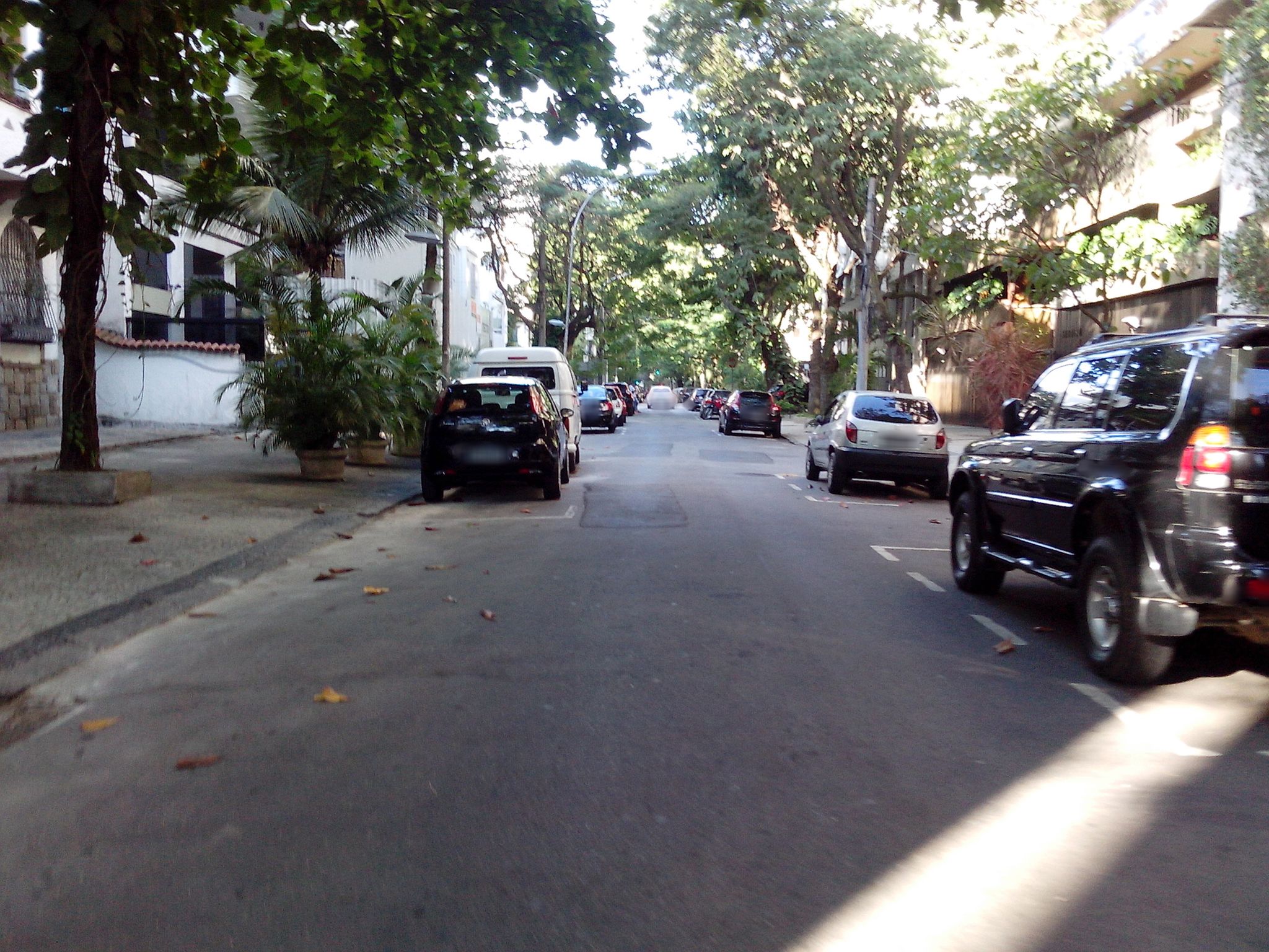 Street-level view near Gifran Naciffe, Lagoa