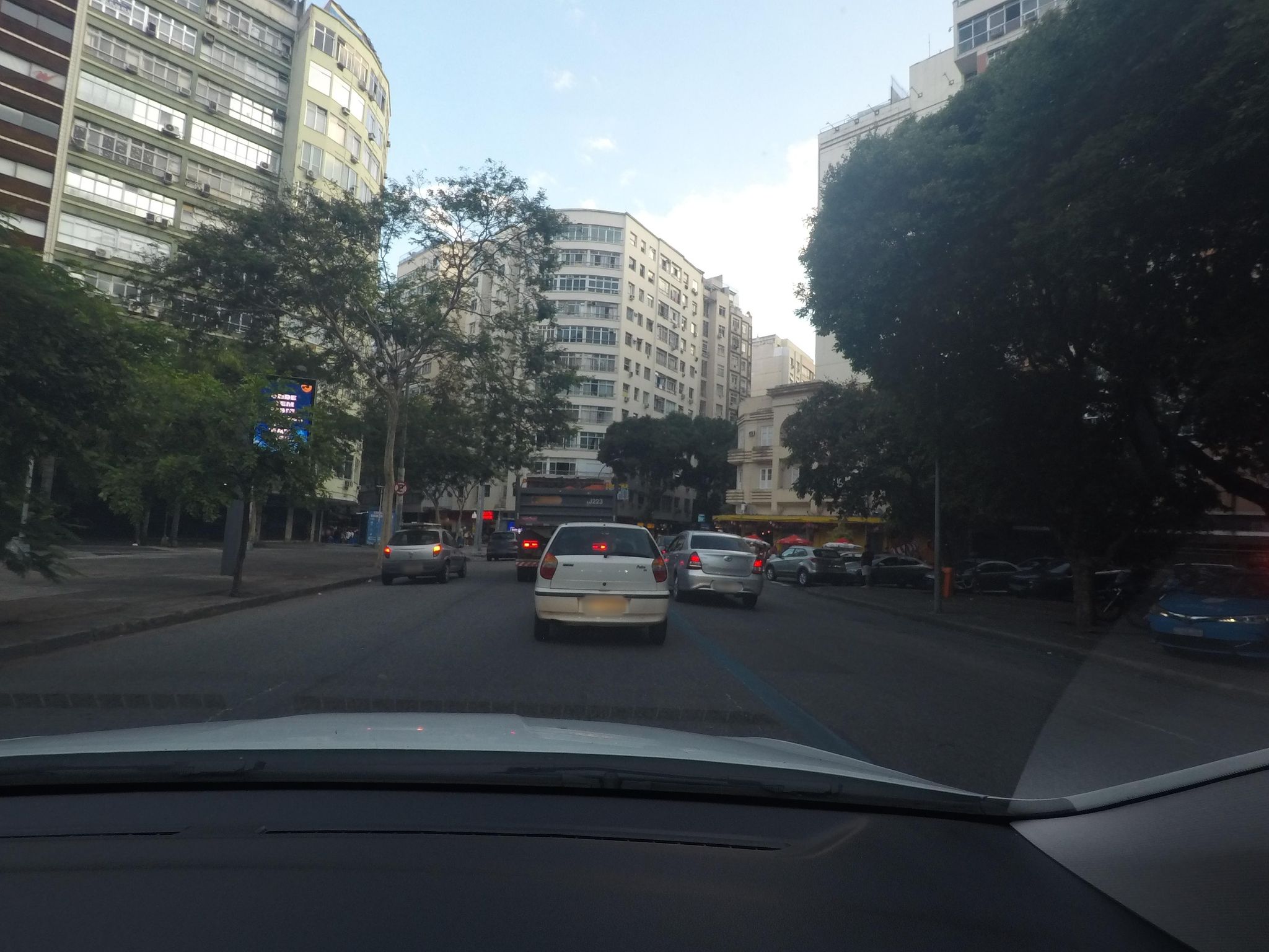 Street-level view near Girafas, Copacabana