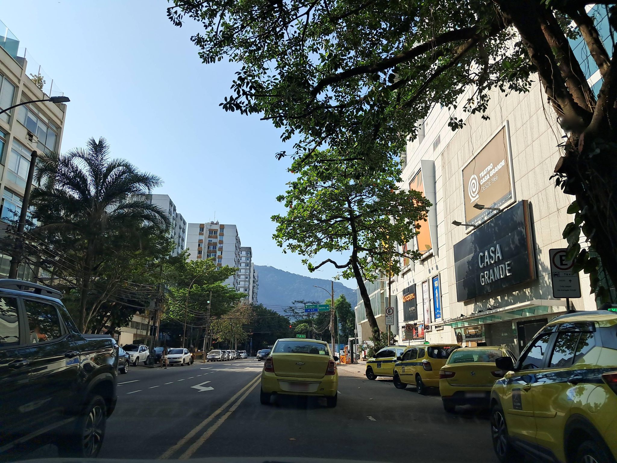 Street-level view near Globo, Leblon