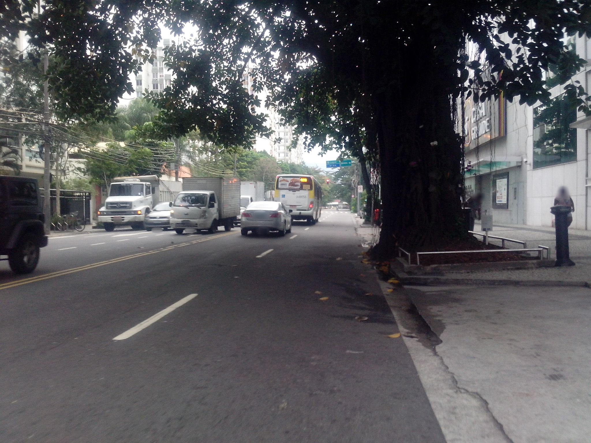 Street-level view near Globo, Lagoa