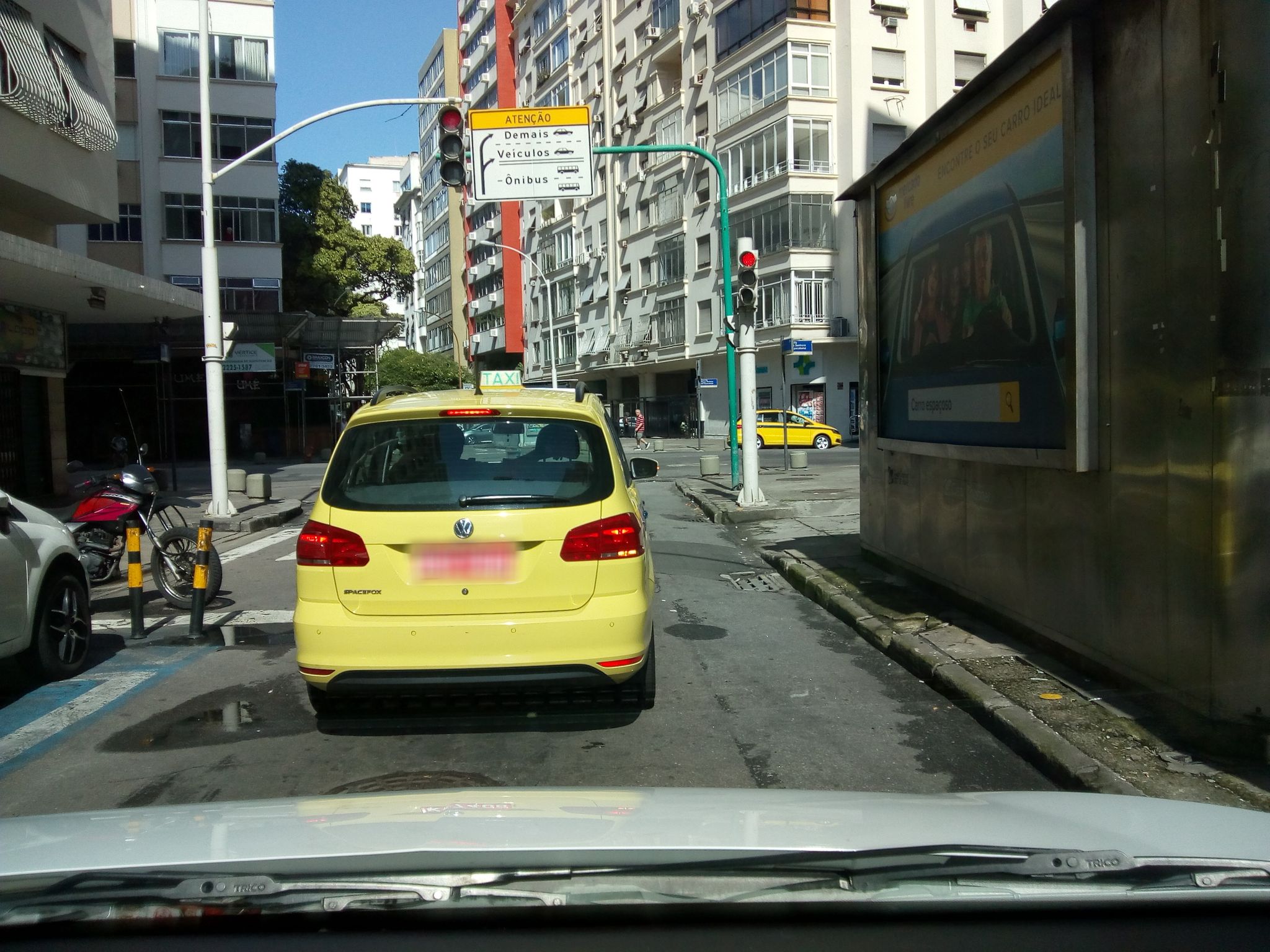 Street-level view near Golden Tuliplem, Leme