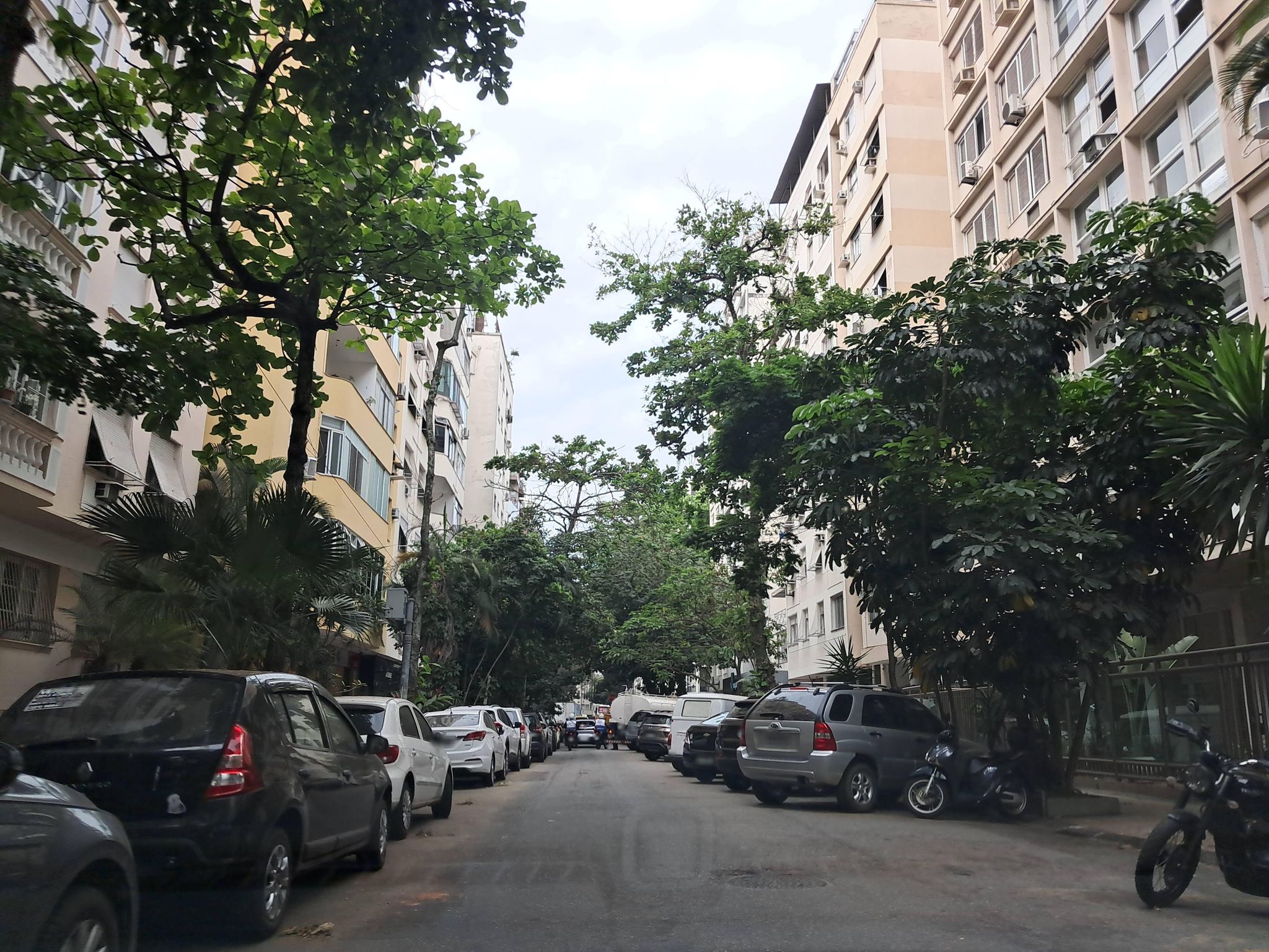 Street-level view near Gomes Carneiro, Copacabana