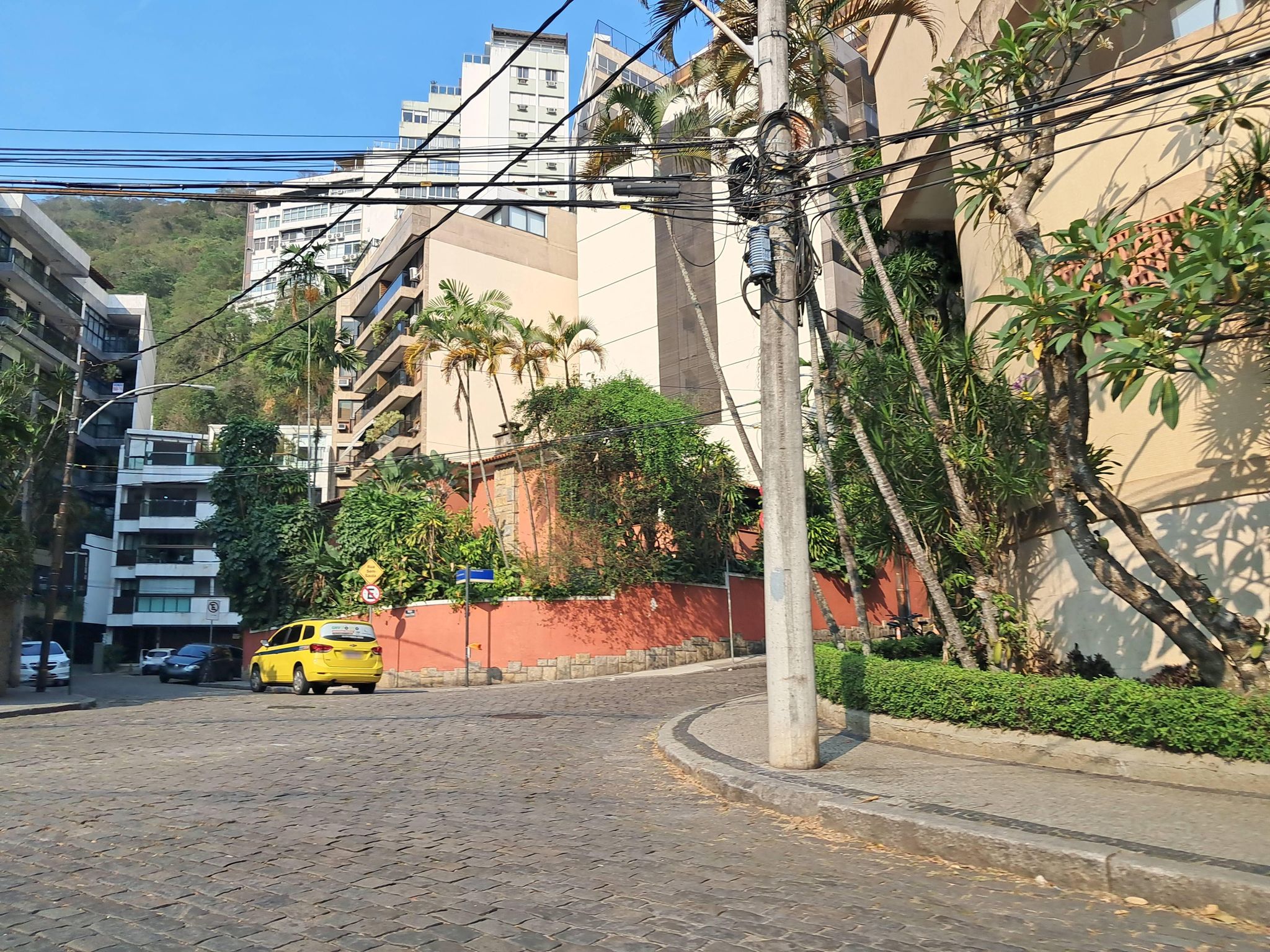 Street-level view near Grum Moss, Lagoa