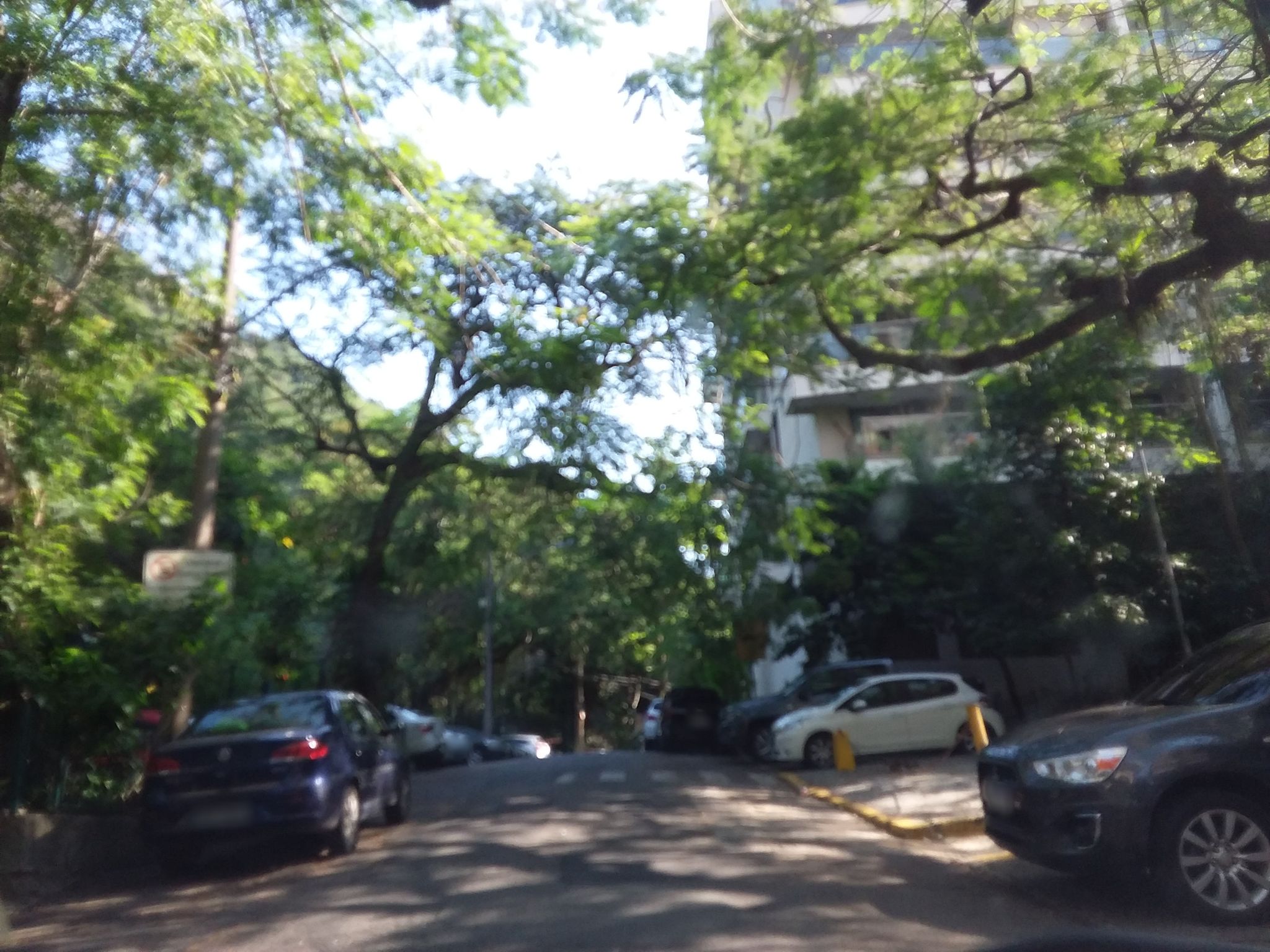 Street-level view near Habitat Urca Gold, Botafogo