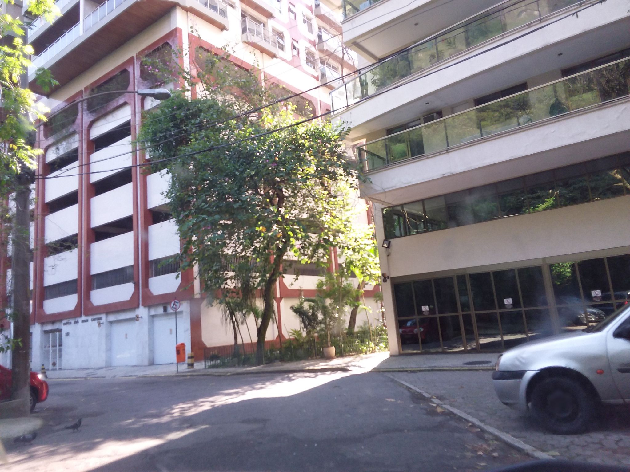 Street-level view near Habitat Urca Platinum, Botafogo