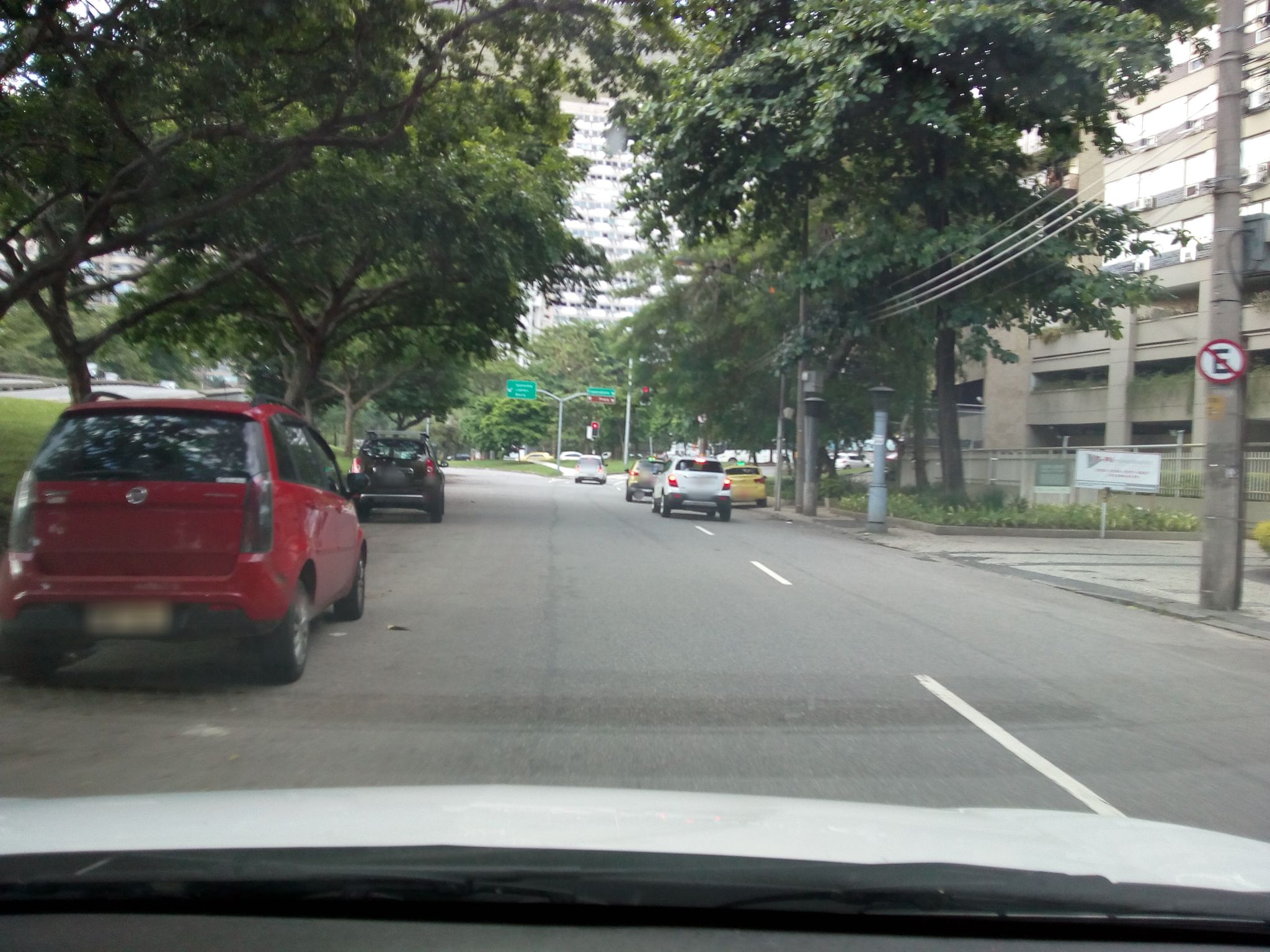 Street-level view near Helena Morley, Lagoa