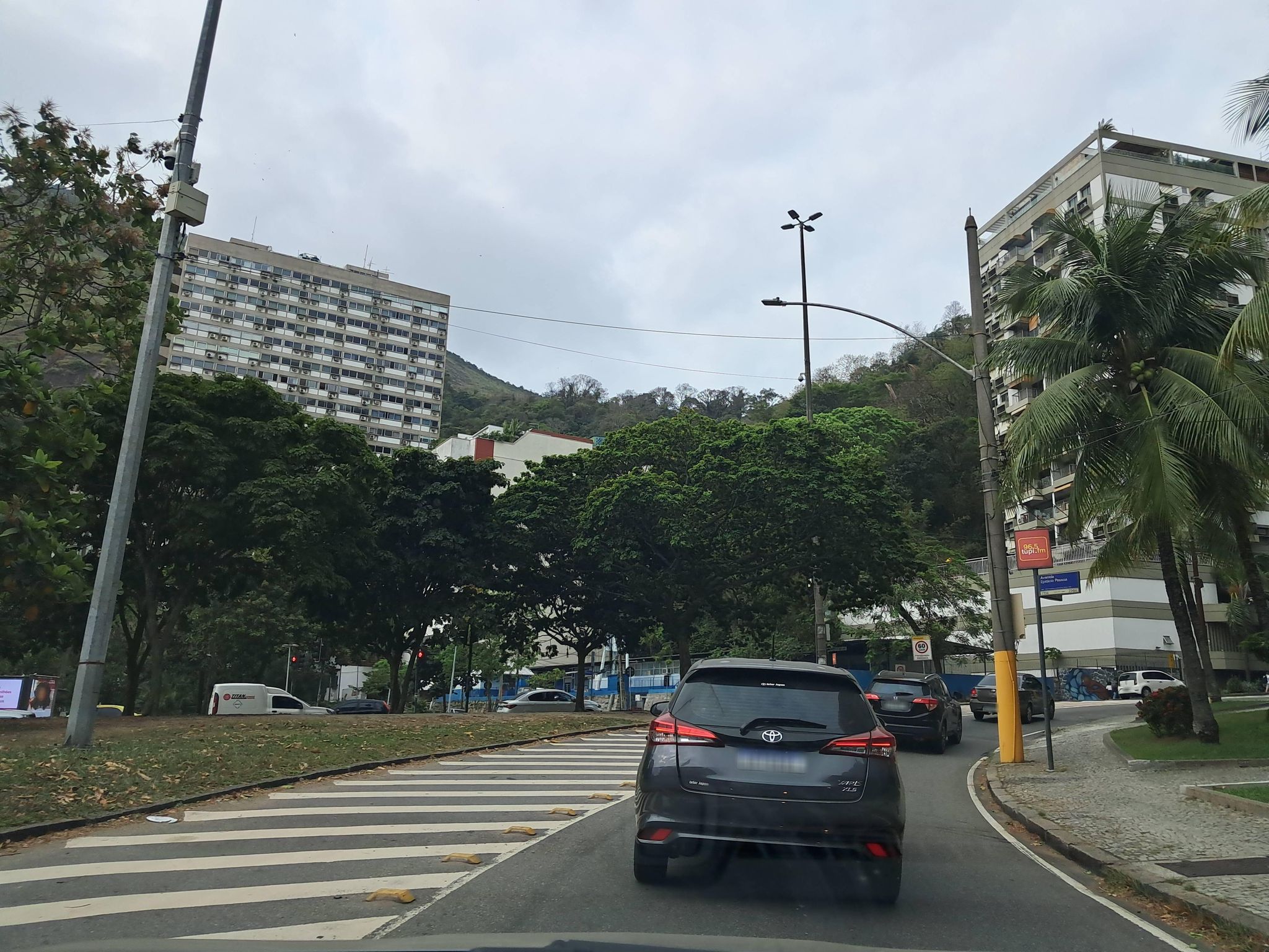Street-level view near Helena Morley, Ipanema