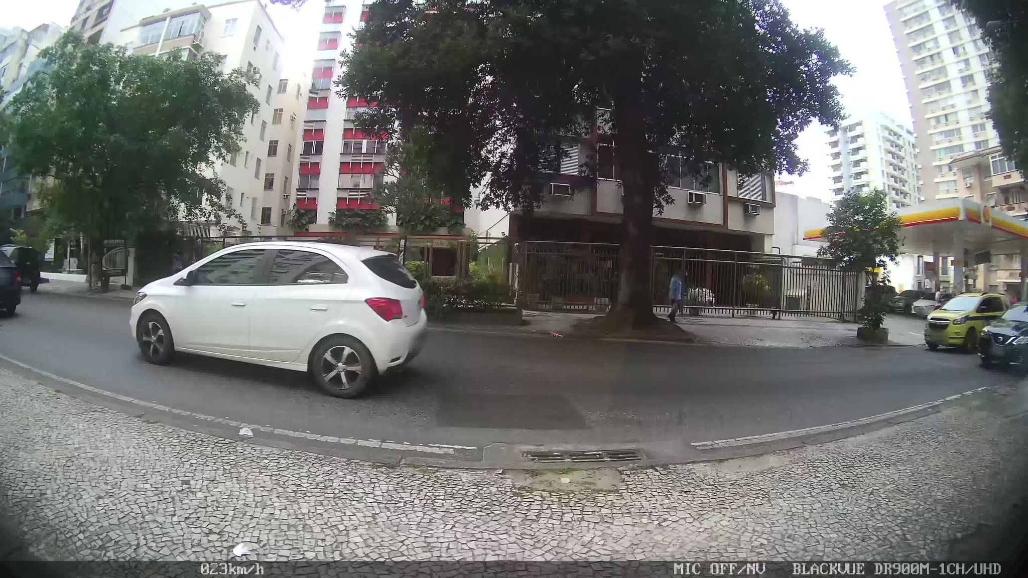Street-level view near Hide Park, Laranjeiras