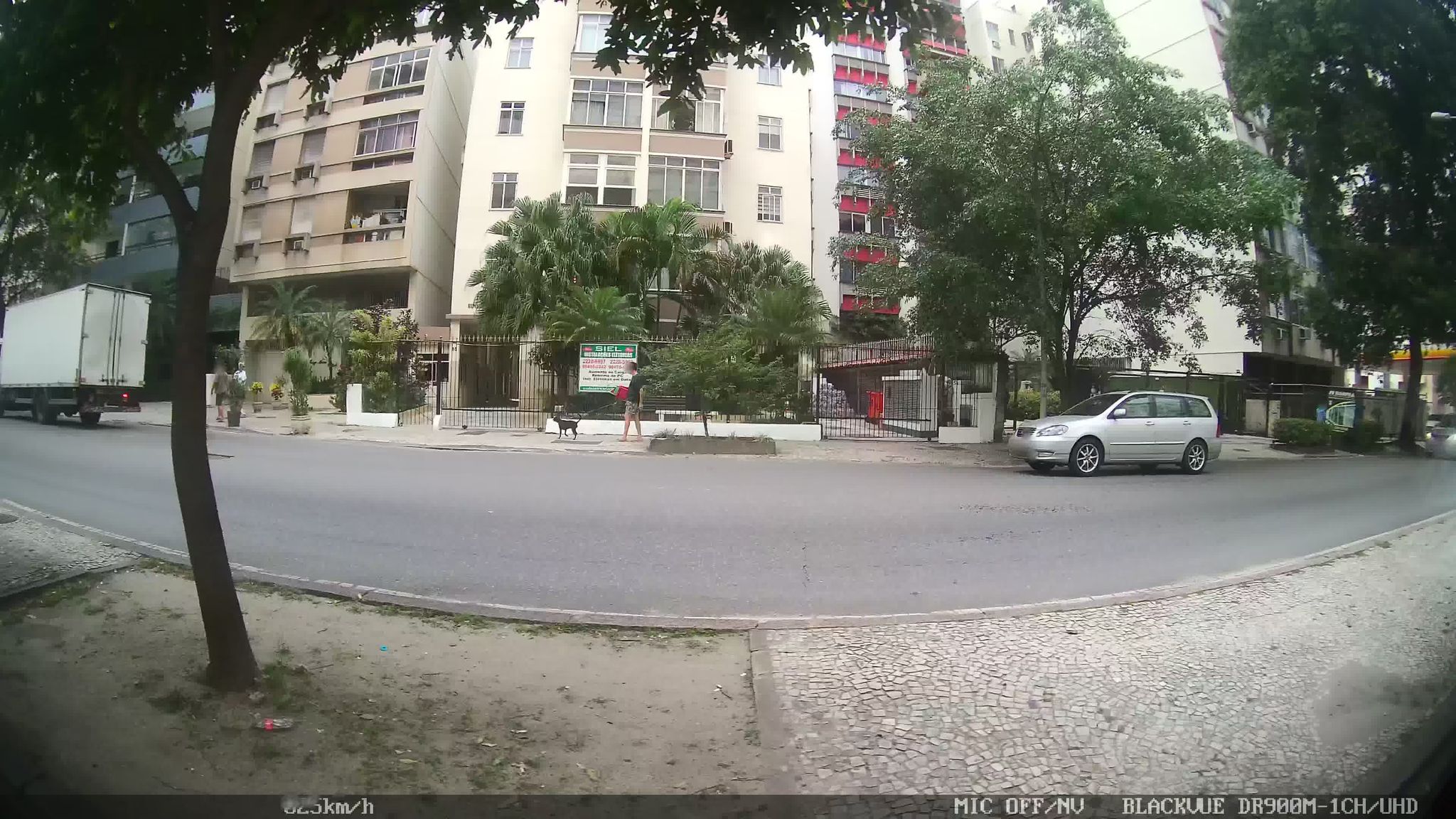 Street-level view near Hide Park, Botafogo