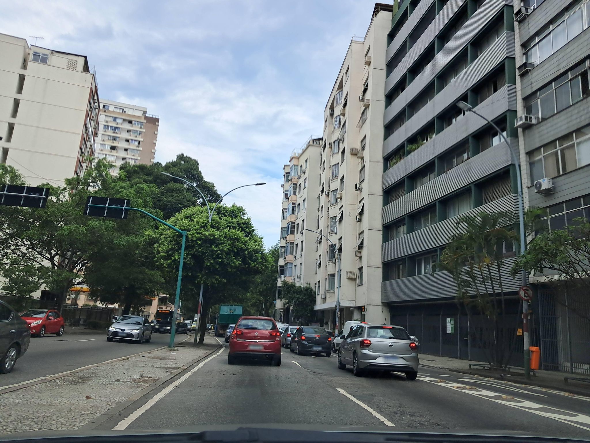 Street-level view near Humberto Antunes, Laranjeiras
