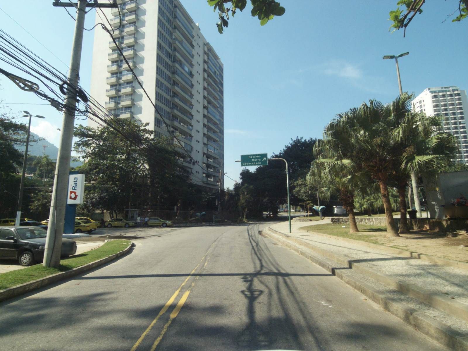 Street-level view near Hyundai, São Conrado