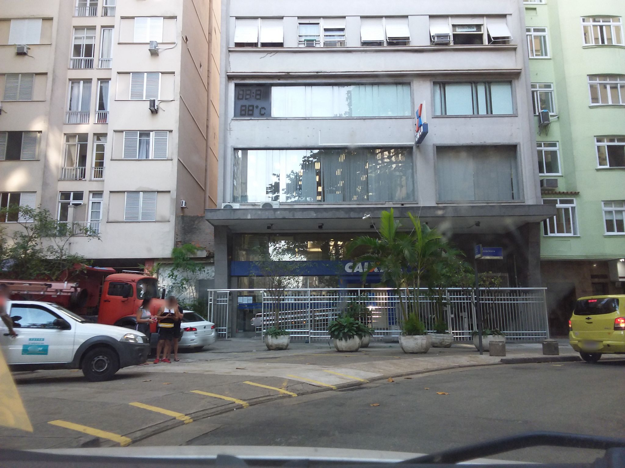 Street-level view near Indaiá, Leme