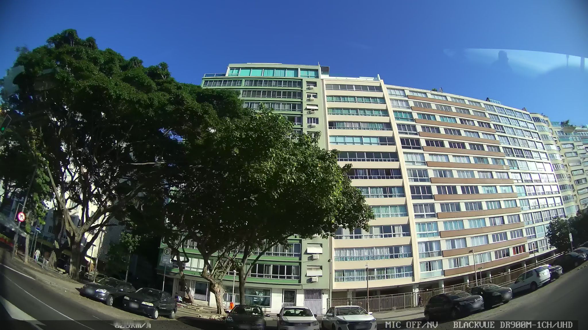 Street-level view near Iris Elena, Copacabana