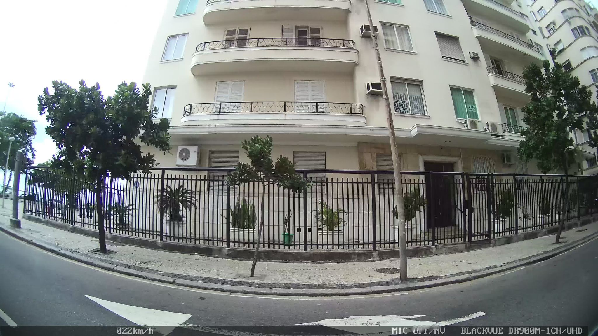 Street-level view near Itanhandu, Copacabana
