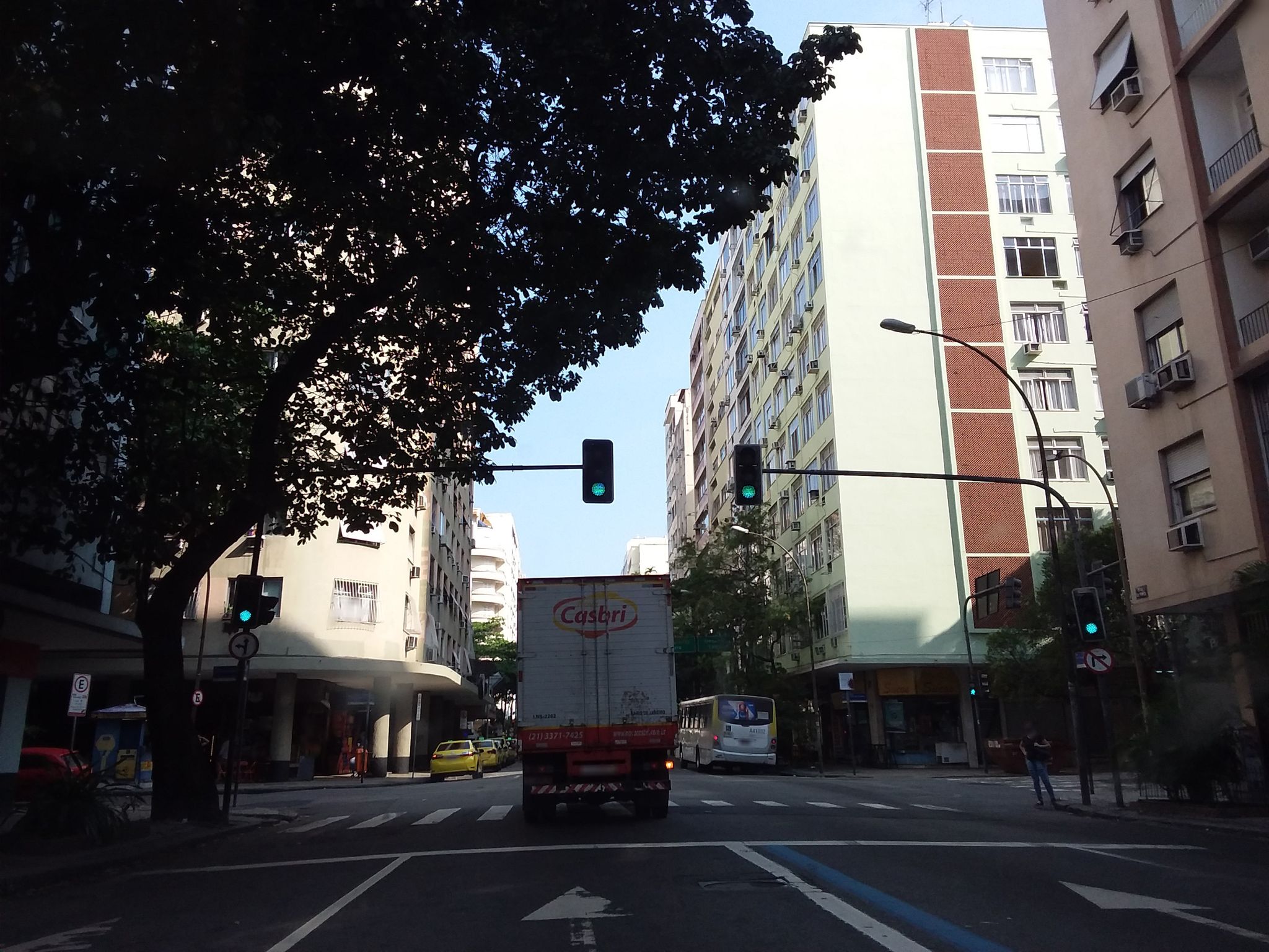 Street-level view near Itaporanga, Copacabana