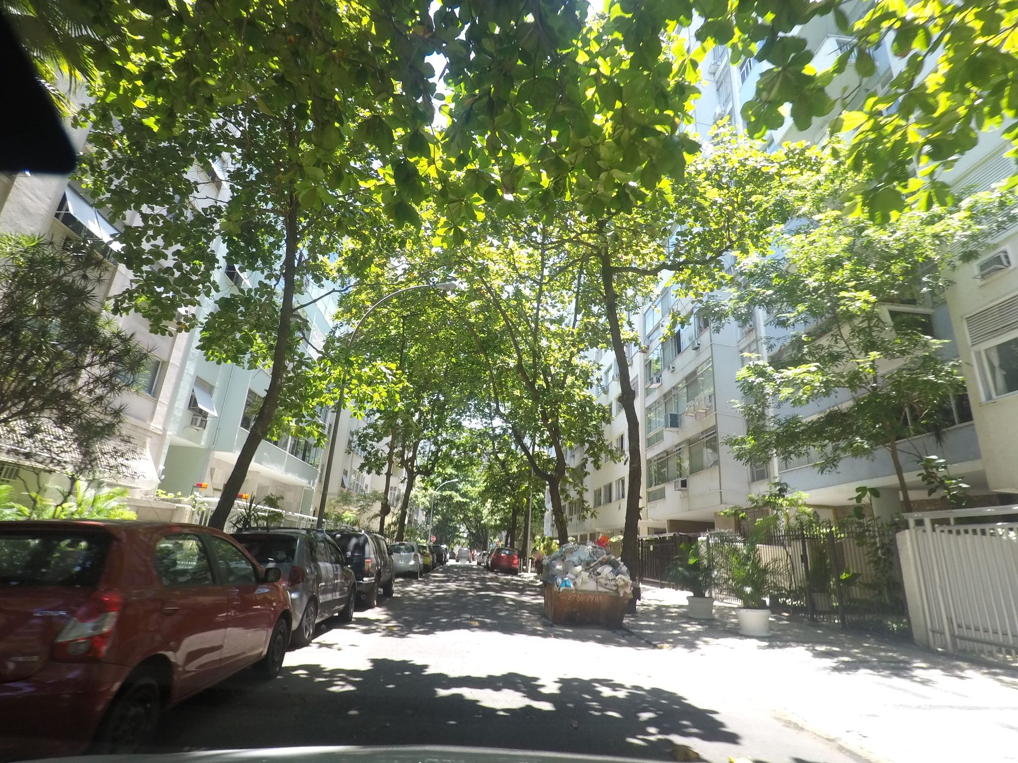 Street-level view near Itatupan, Copacabana