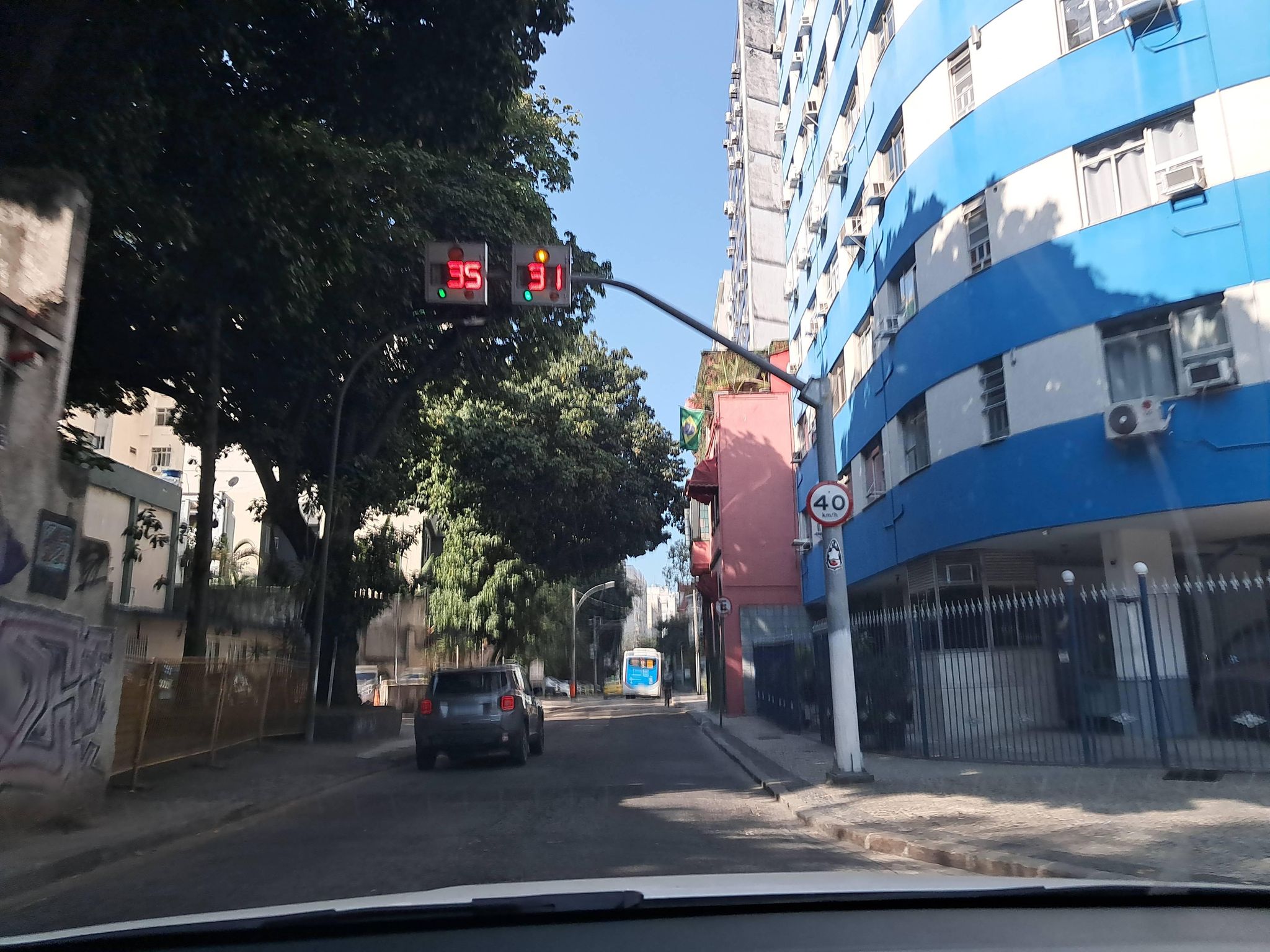 Street-level view near Itaúna, Flamengo