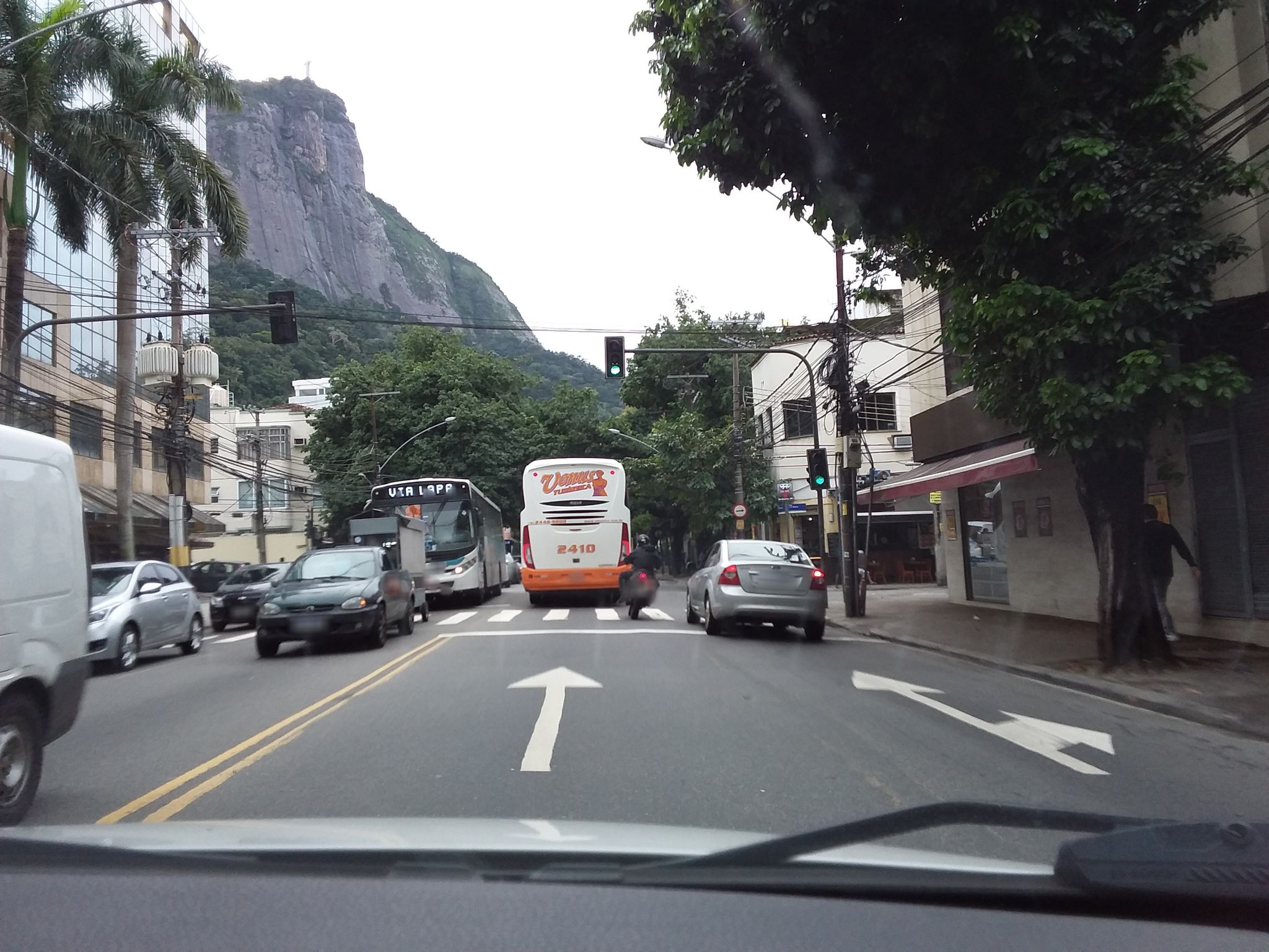 Street-level view near Jardim Botânico Offices, Gávea