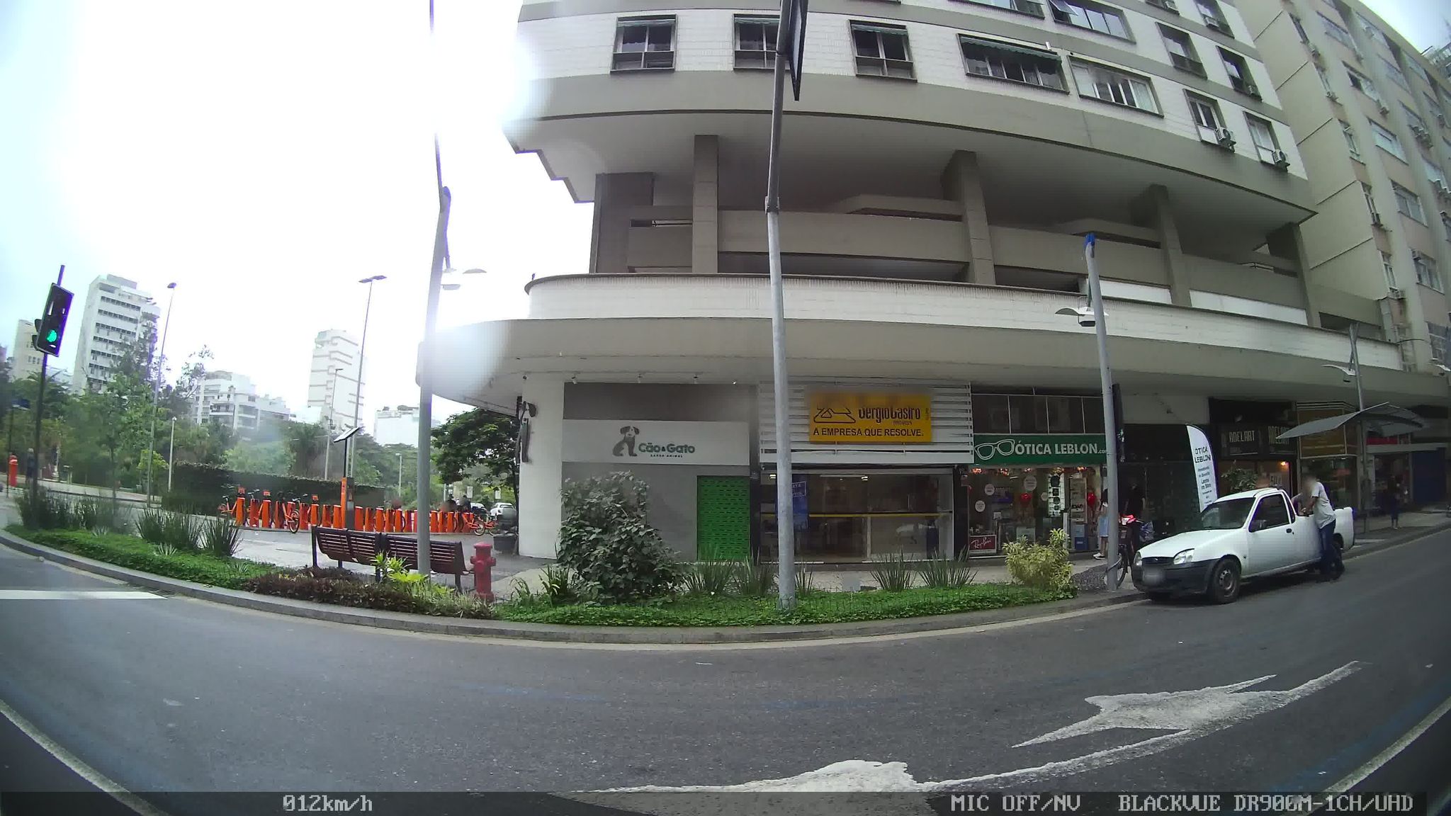 Street-level view near Jardim de Ipanema, Lagoa