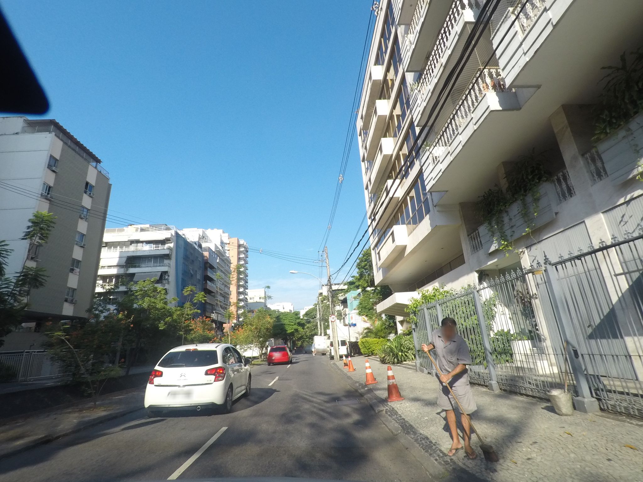 Street-level view near Jardim Lagoa Gardem, Lagoa