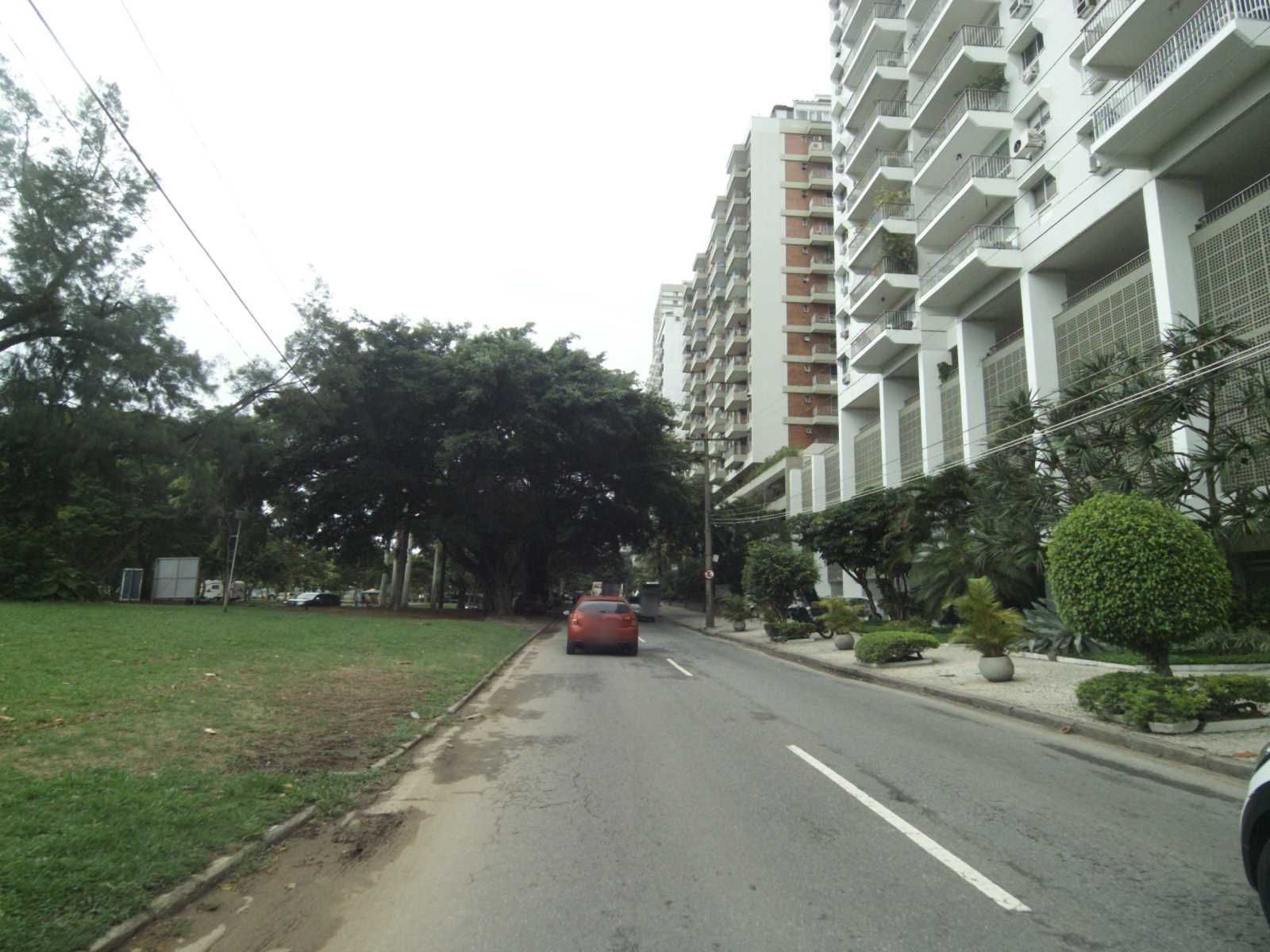 Street-level view near Jardim Parque da Lagoa, Lagoa