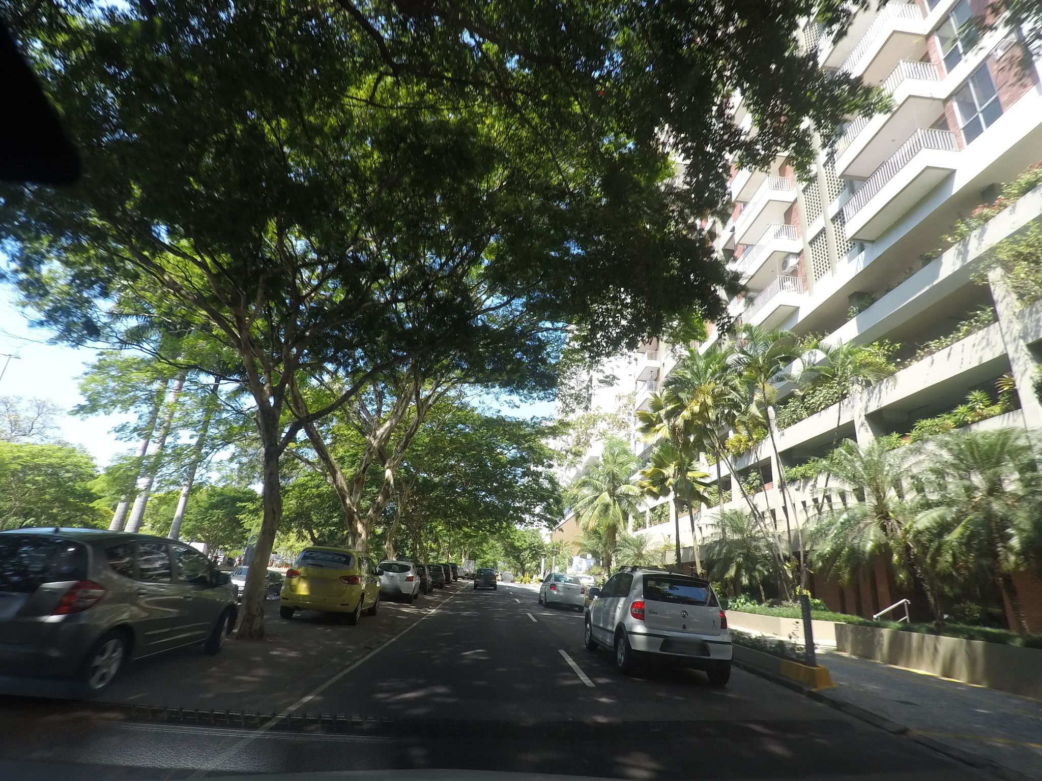 Street-level view near Jardim Parque da Lagoa, Ipanema
