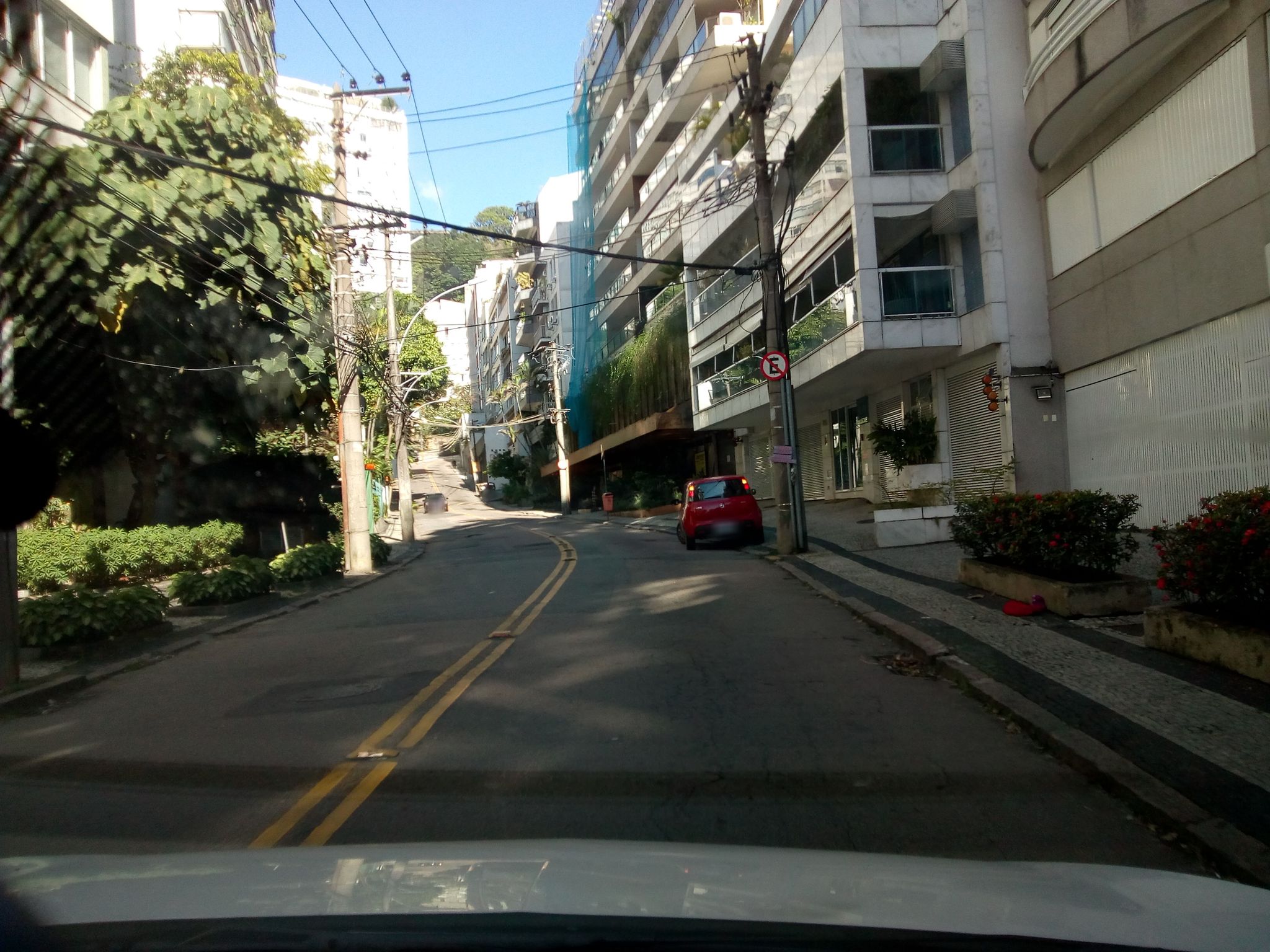 Street-level view near Jardim Pernambuco, Leblon