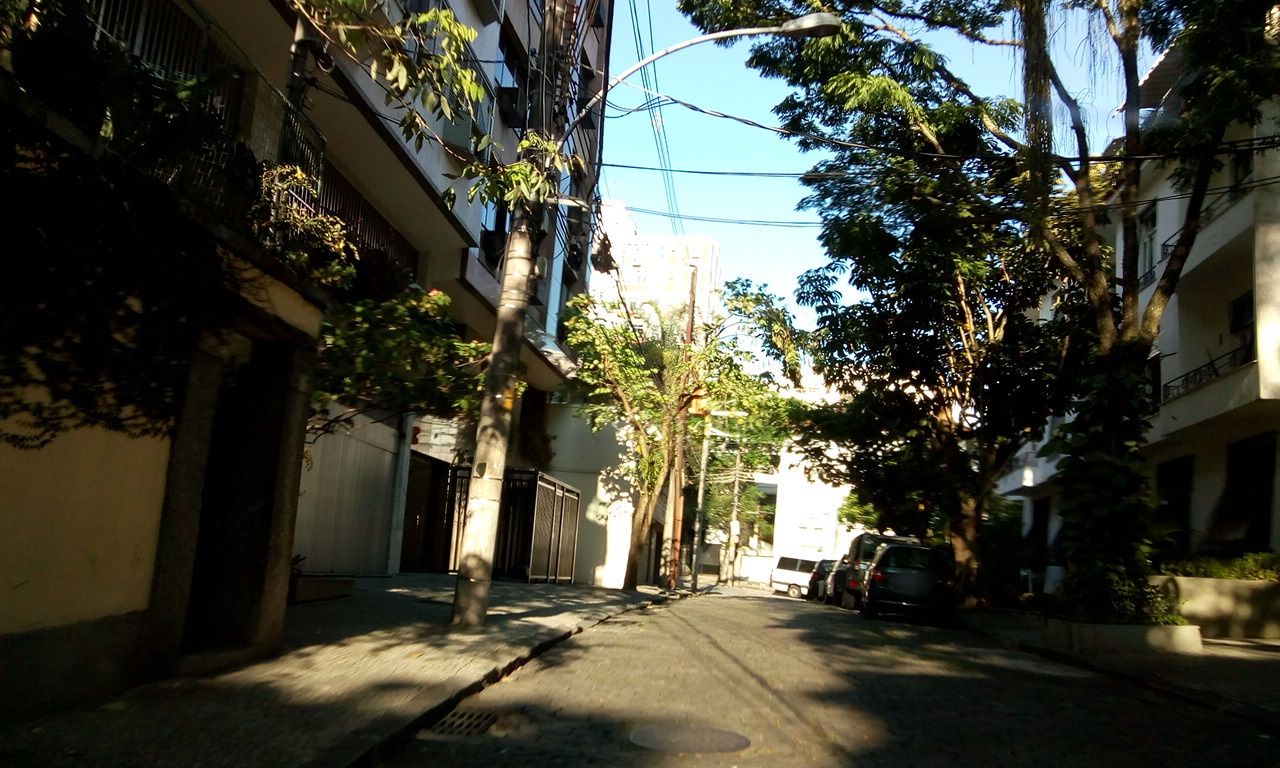 Street-level view near Jarnaldi, Jardim Botânico