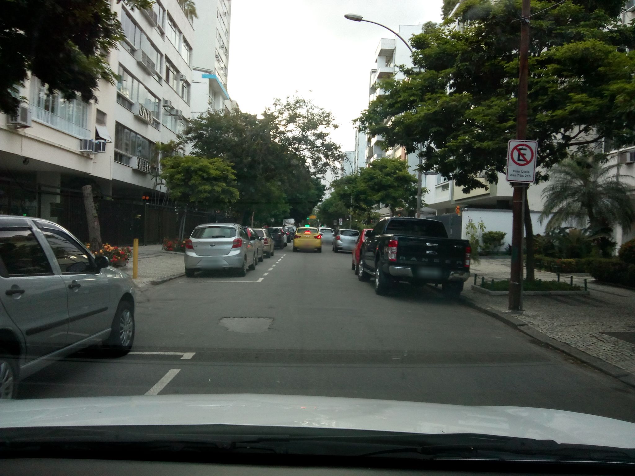 Street-level view near Joan Miró, Ipanema