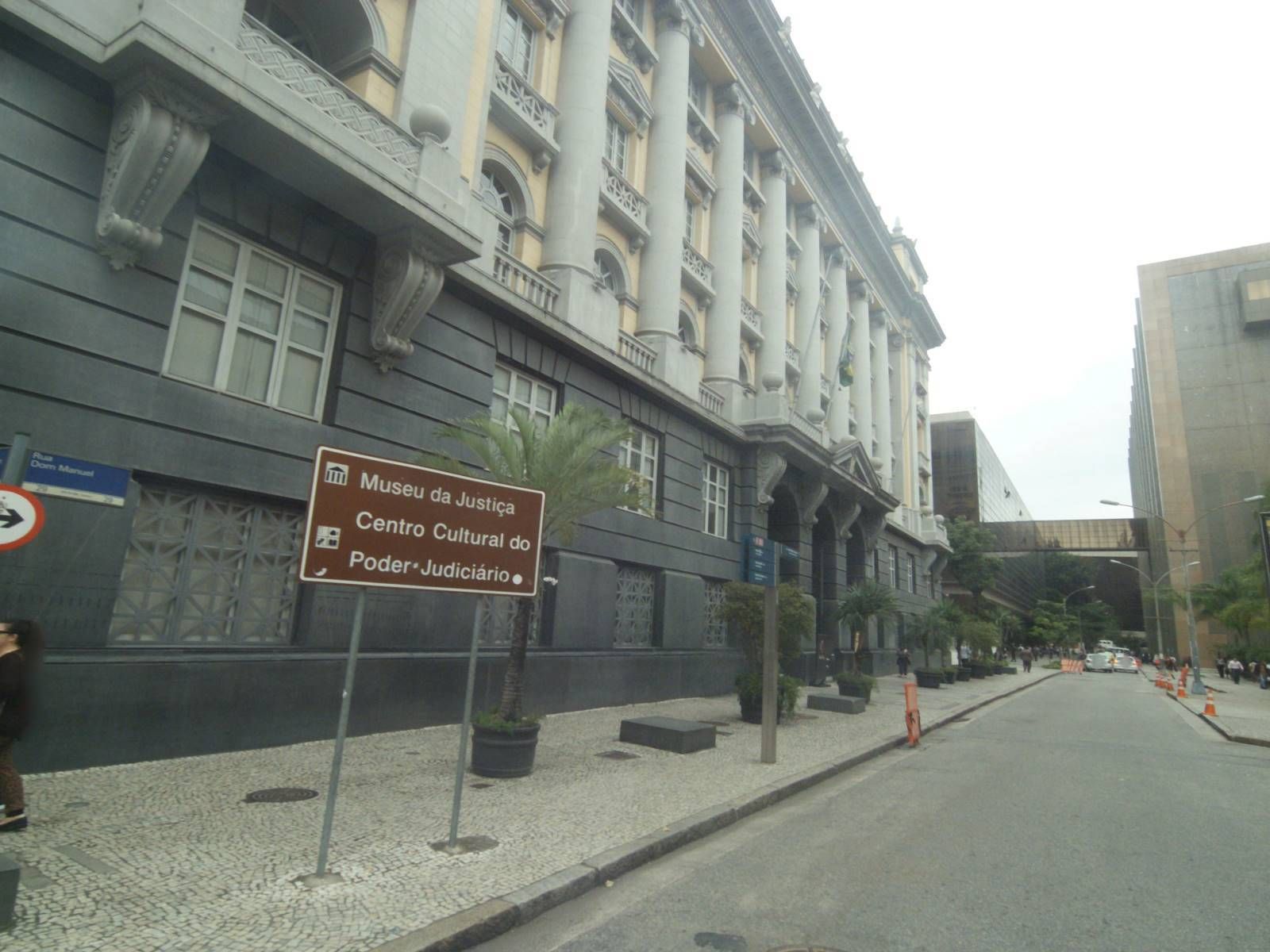 Street-level view near Juizado de Pequenas Causas, Centro