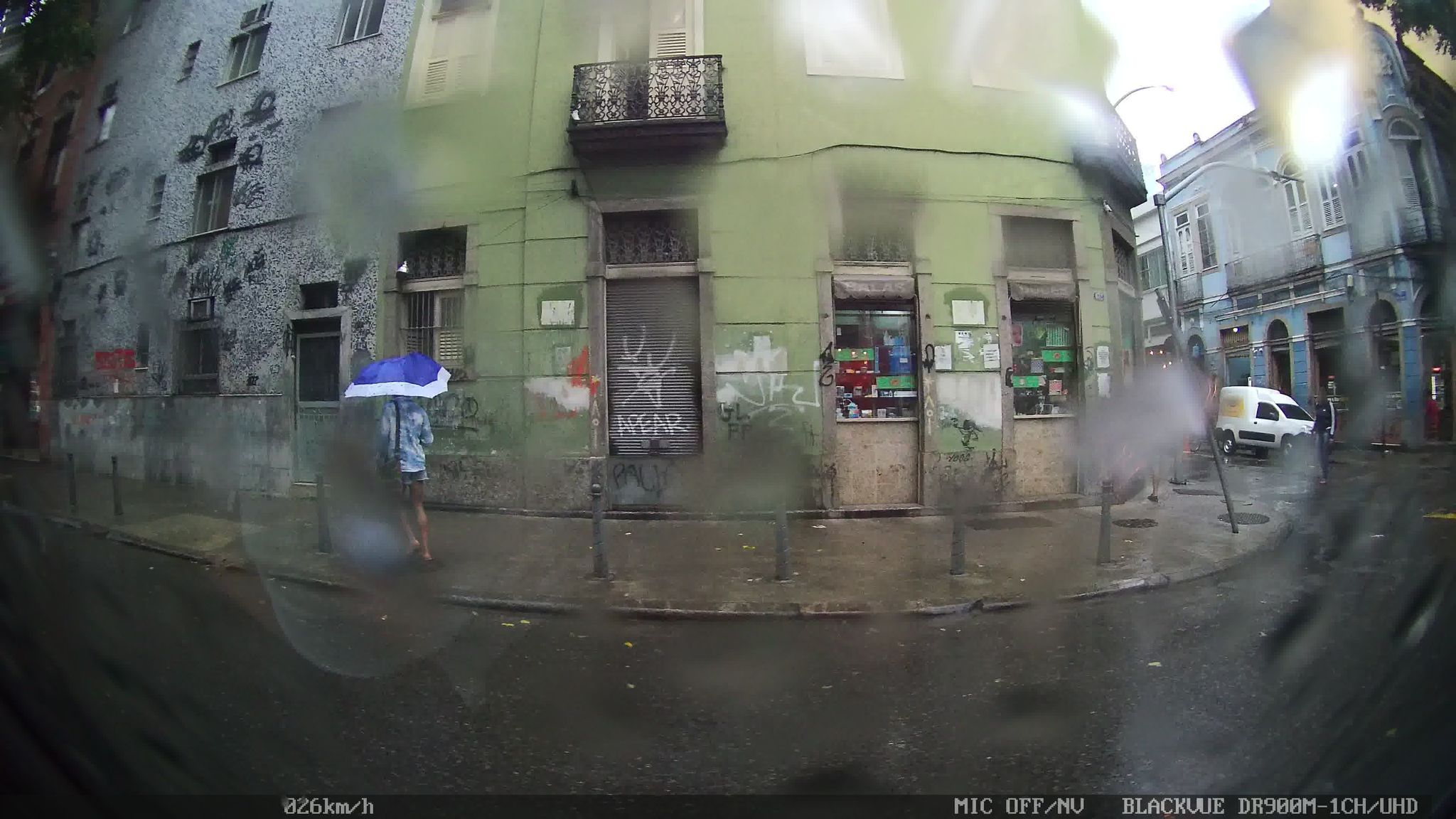 Street-level view near Junto do 34, Centro