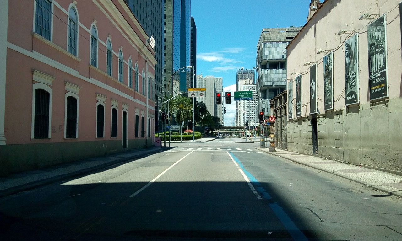 Street-level view near Junto do Num 90 da Rua Lavradio, Centro