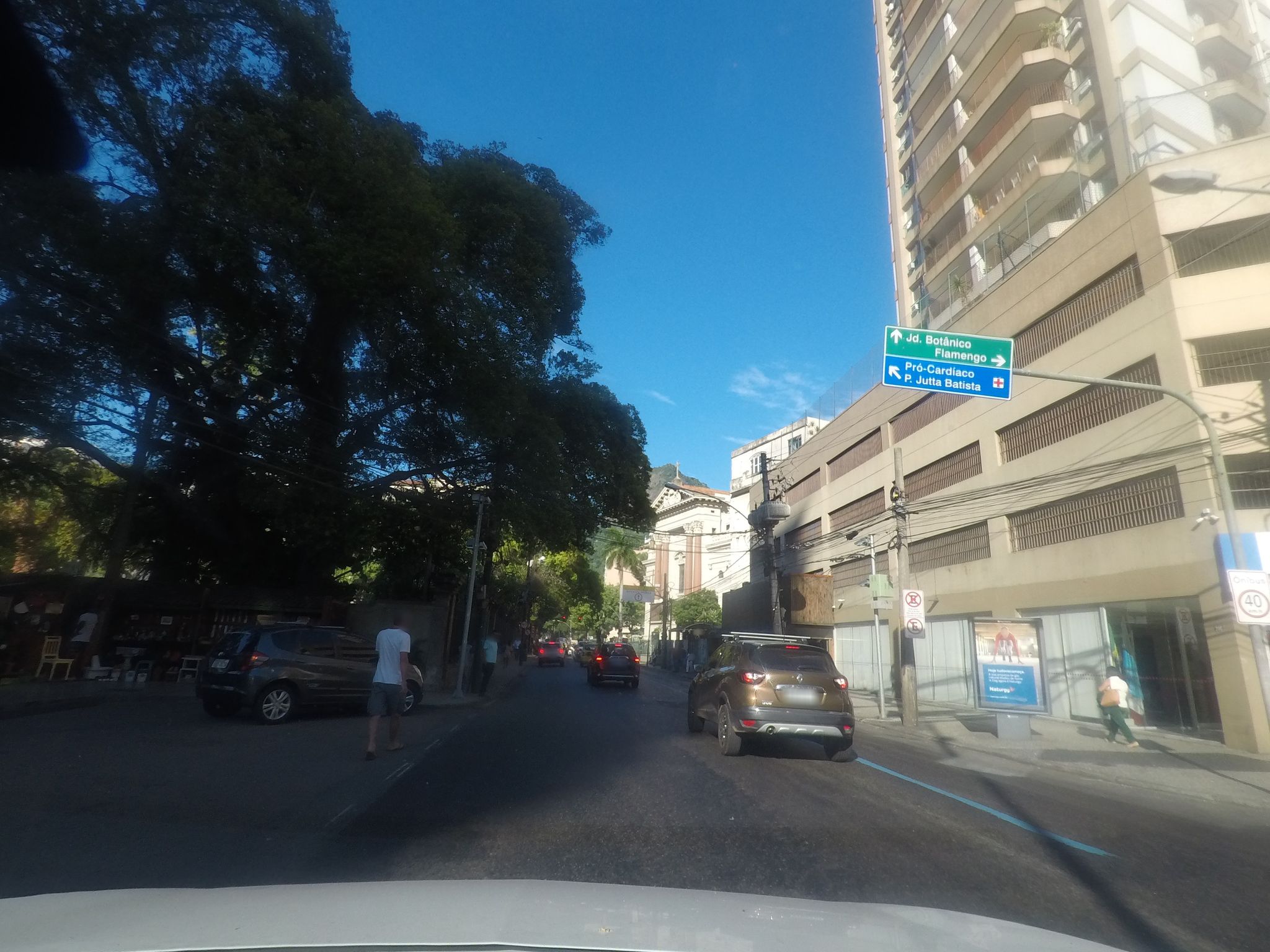 Street-level view near L Espace, Botafogo