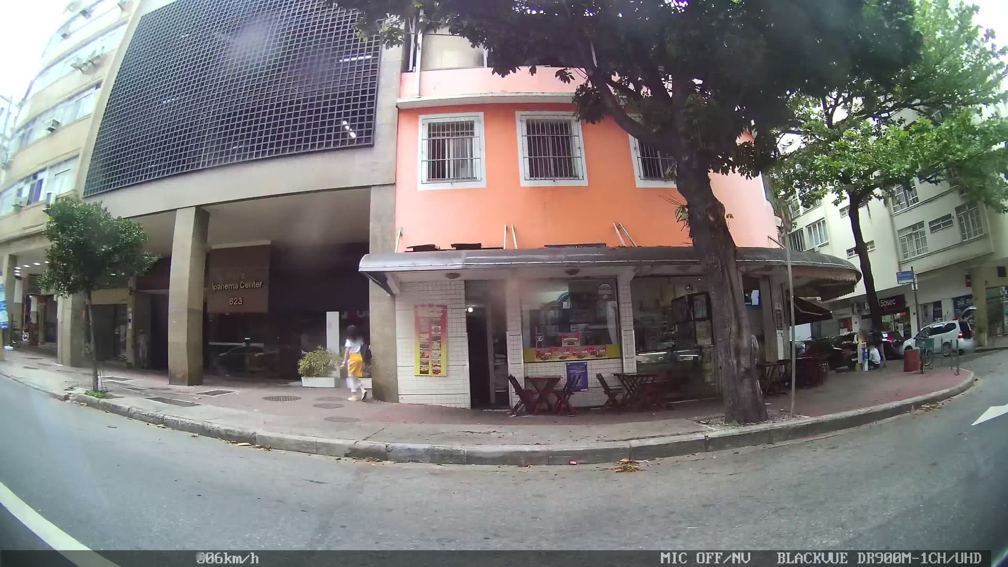 Street-level view near La Botellha, Ipanema