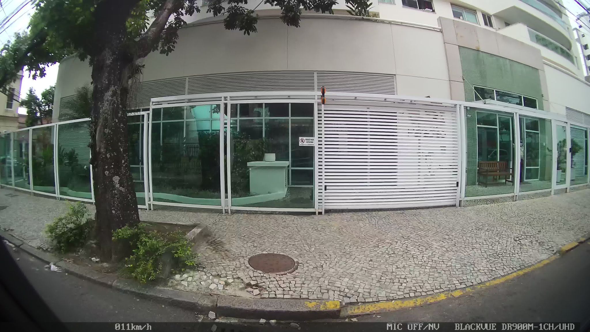 Street-level view near La Douce Vita, Botafogo