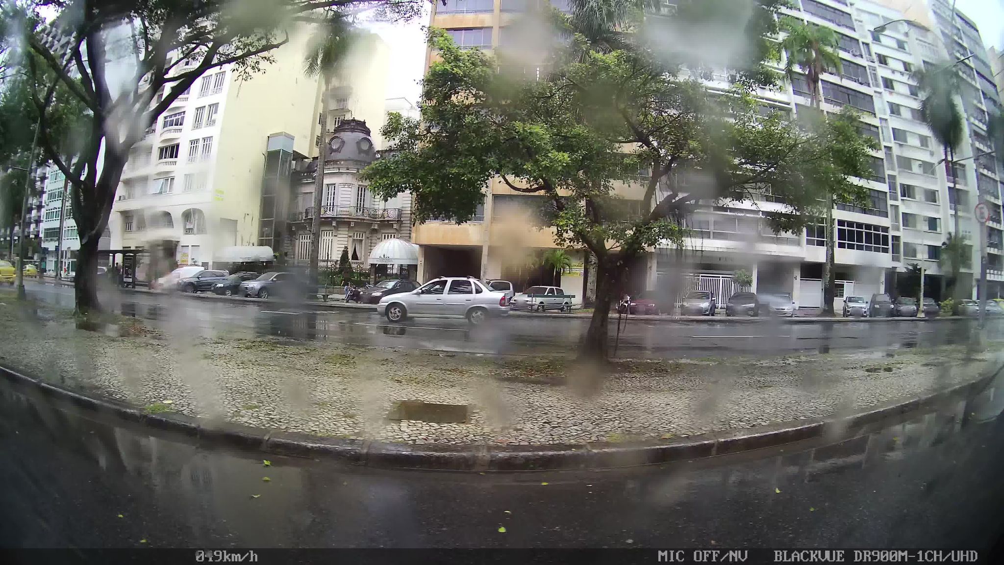 Street-level view near La Fontaine, Flamengo